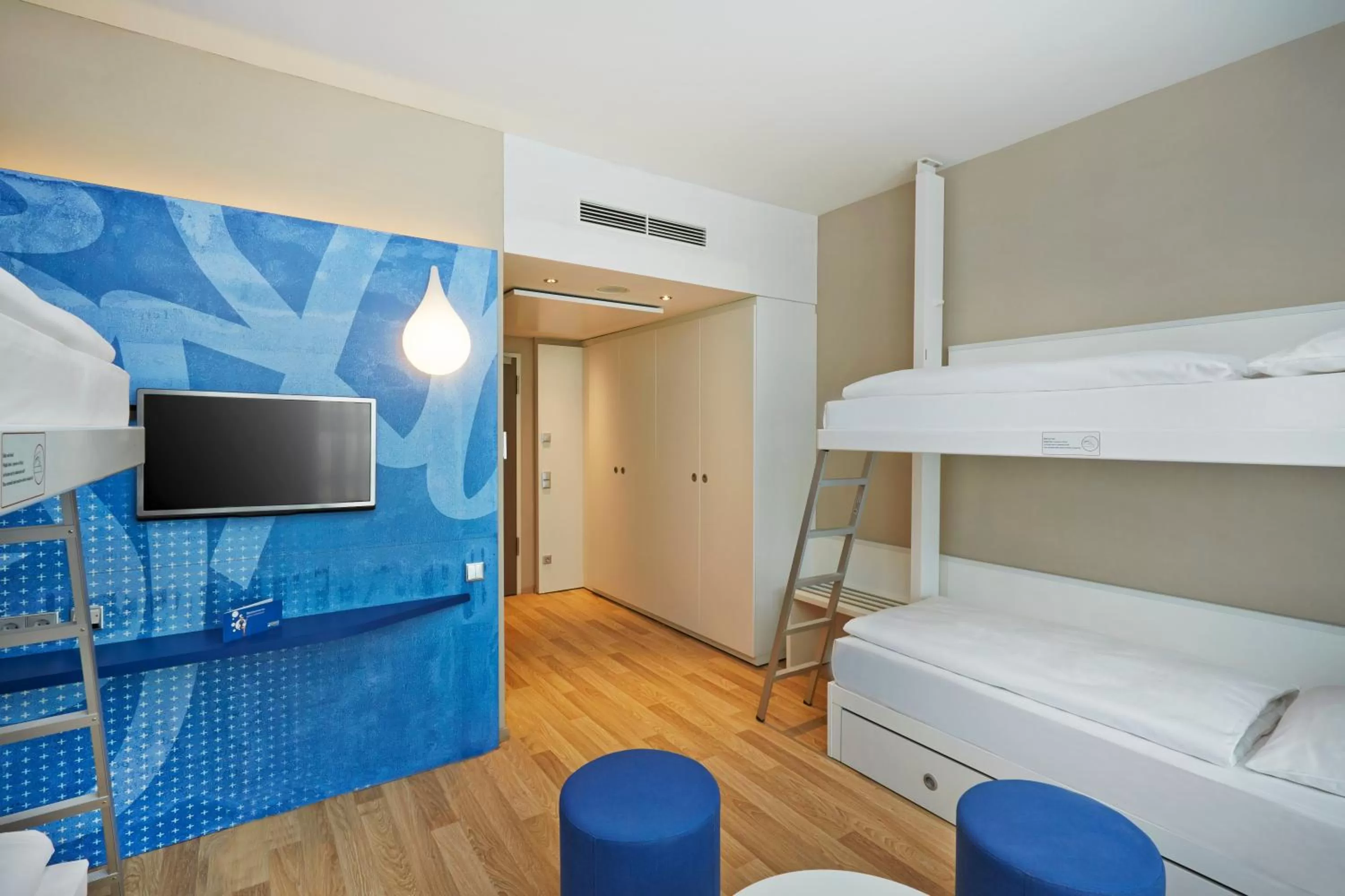 Photo of the whole room, Bed in H2 Hotel München Messe