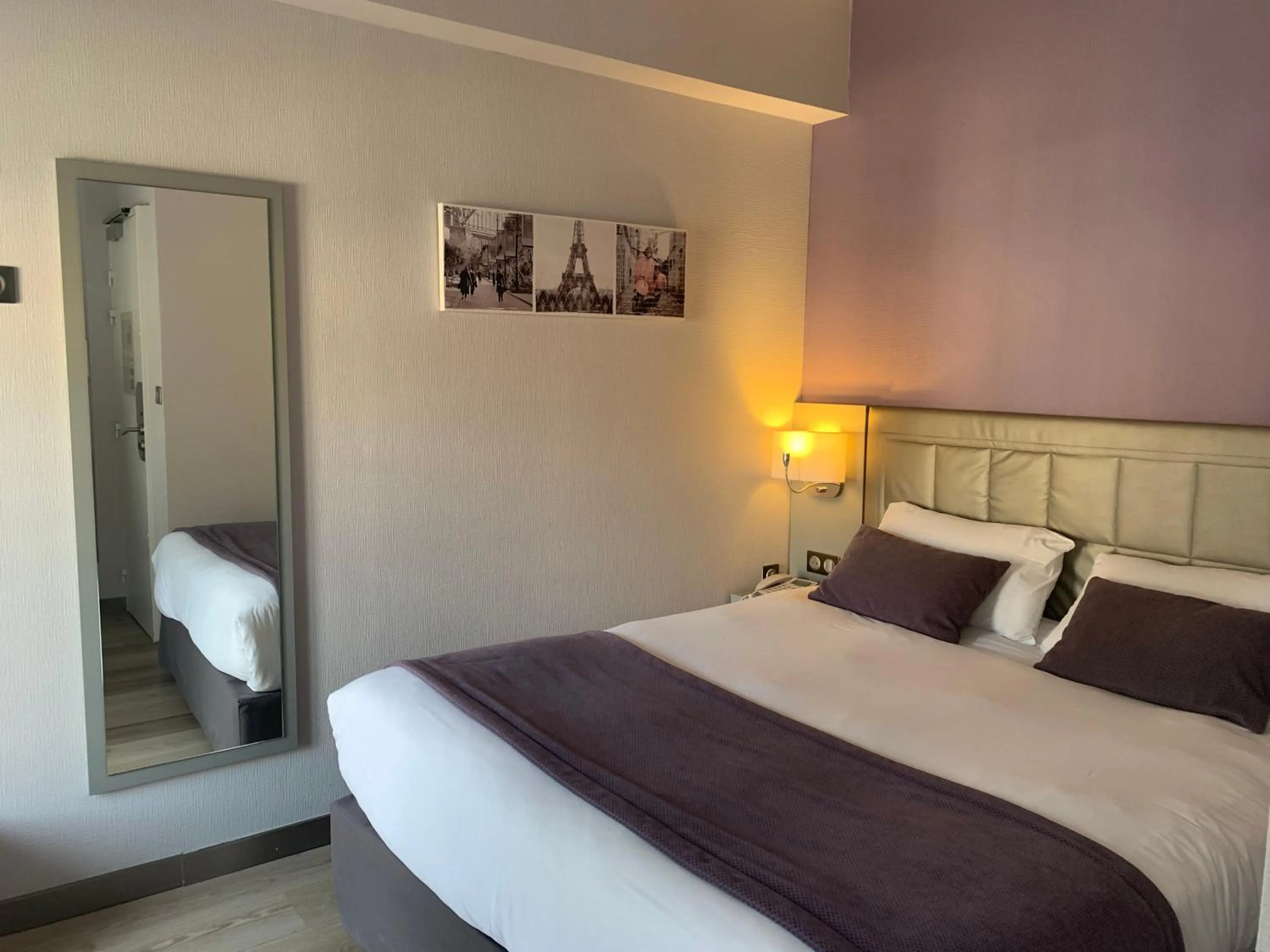 Bed in Logis Hôtel Restaurant Le Moulin de la Coudre