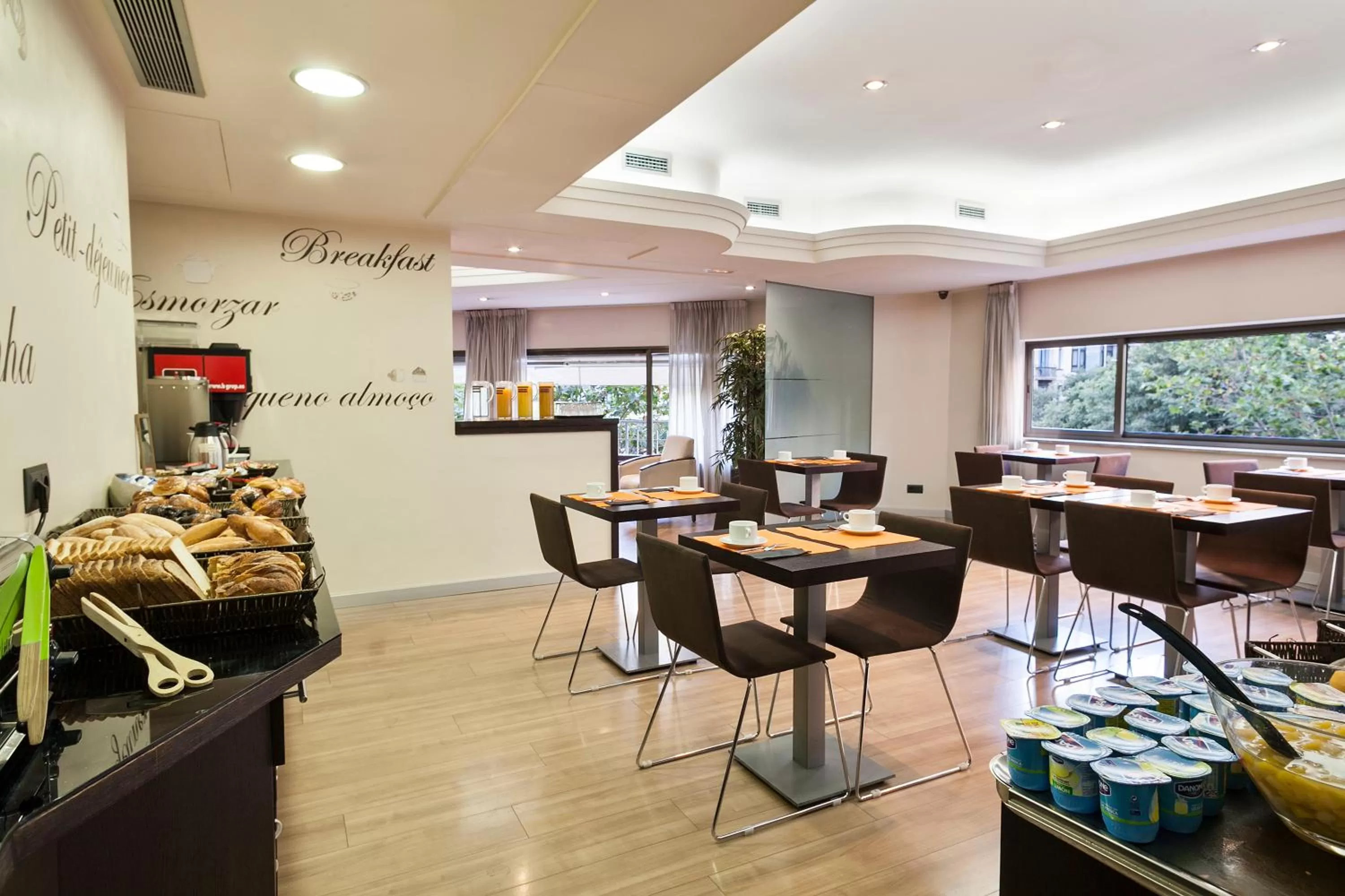 Restaurant/places to eat in Acta Antibes