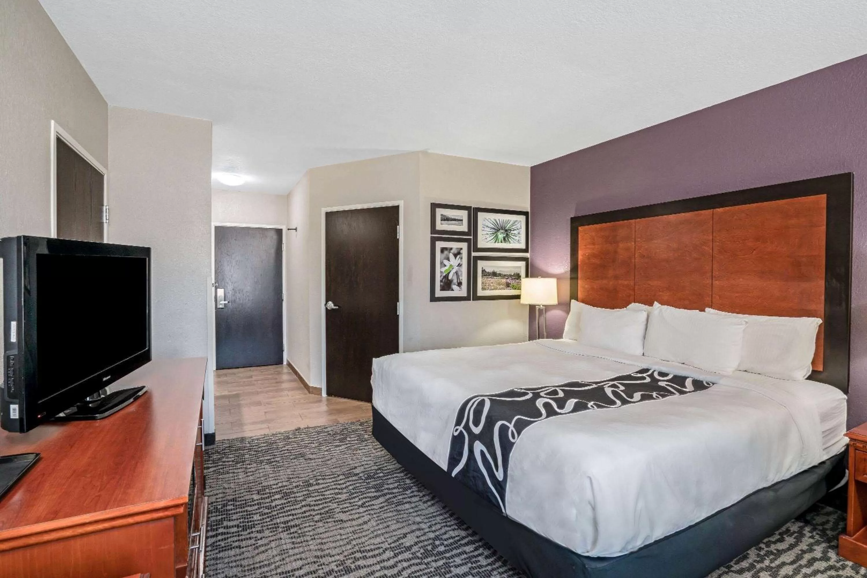 Photo of the whole room, Bed in La Quinta by Wyndham Knoxville North I-75