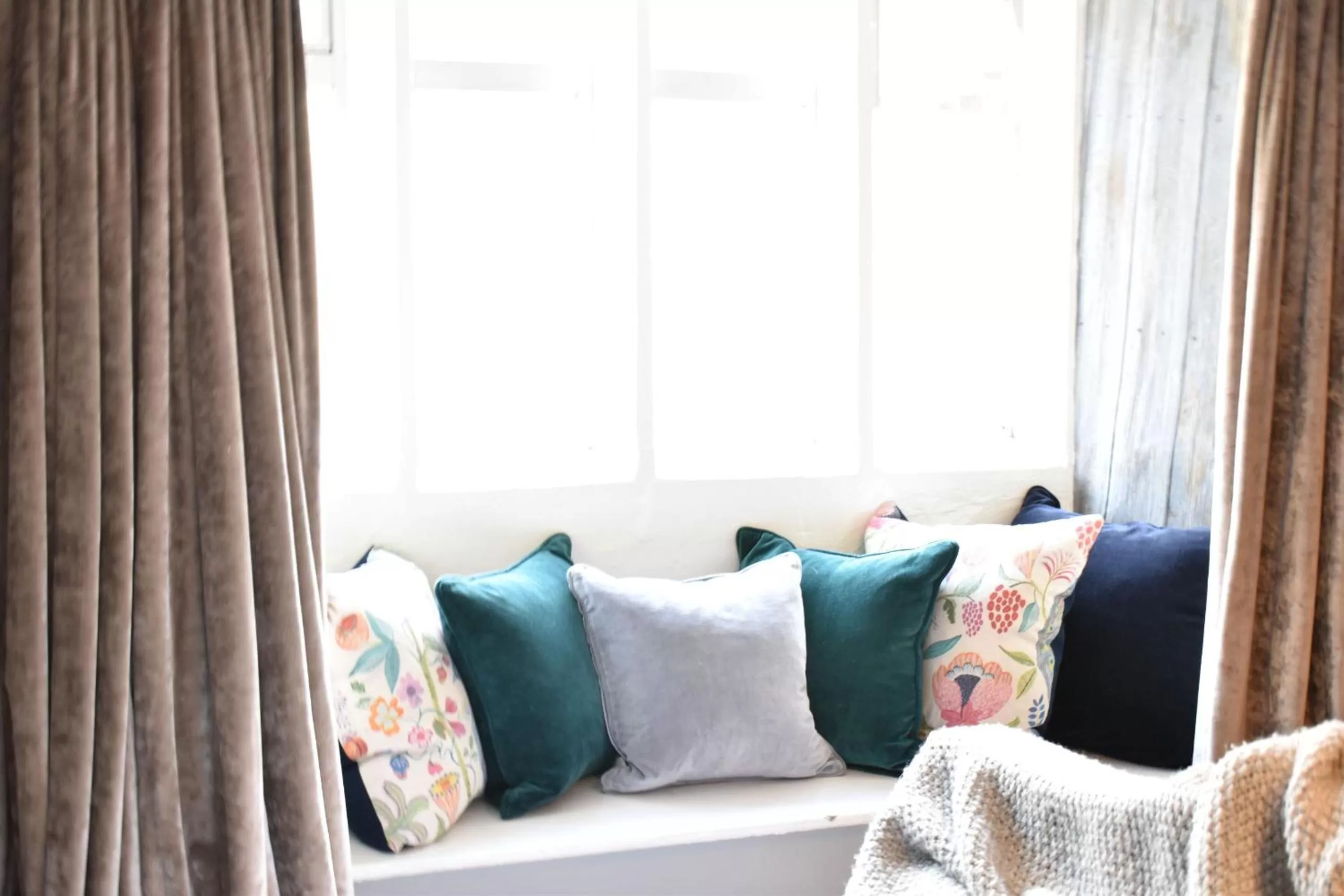 Bedroom, Seating Area in Davenford Stow Gardens