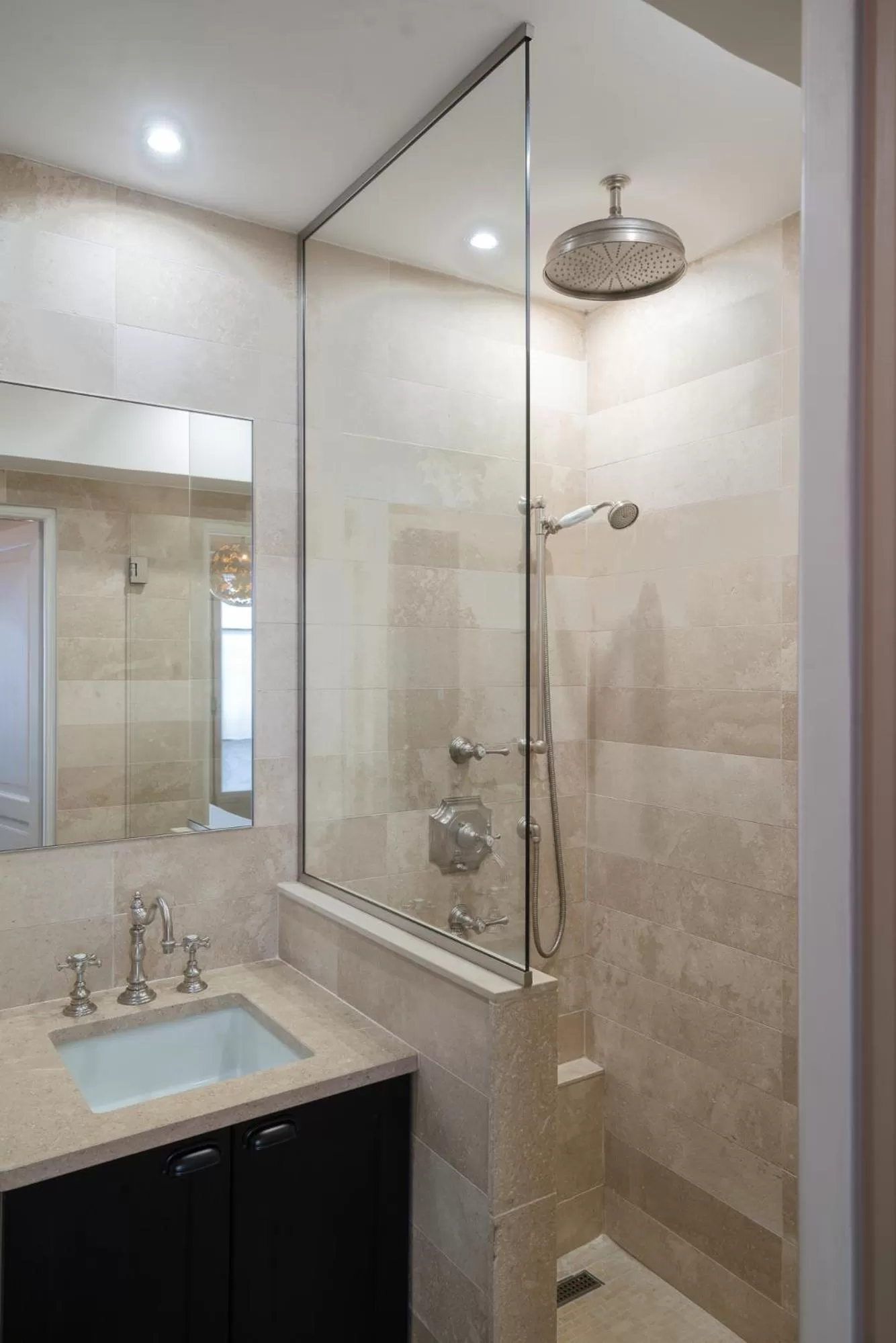 Shower in Hotel Saint-Louis en L'Isle - Notre-Dame