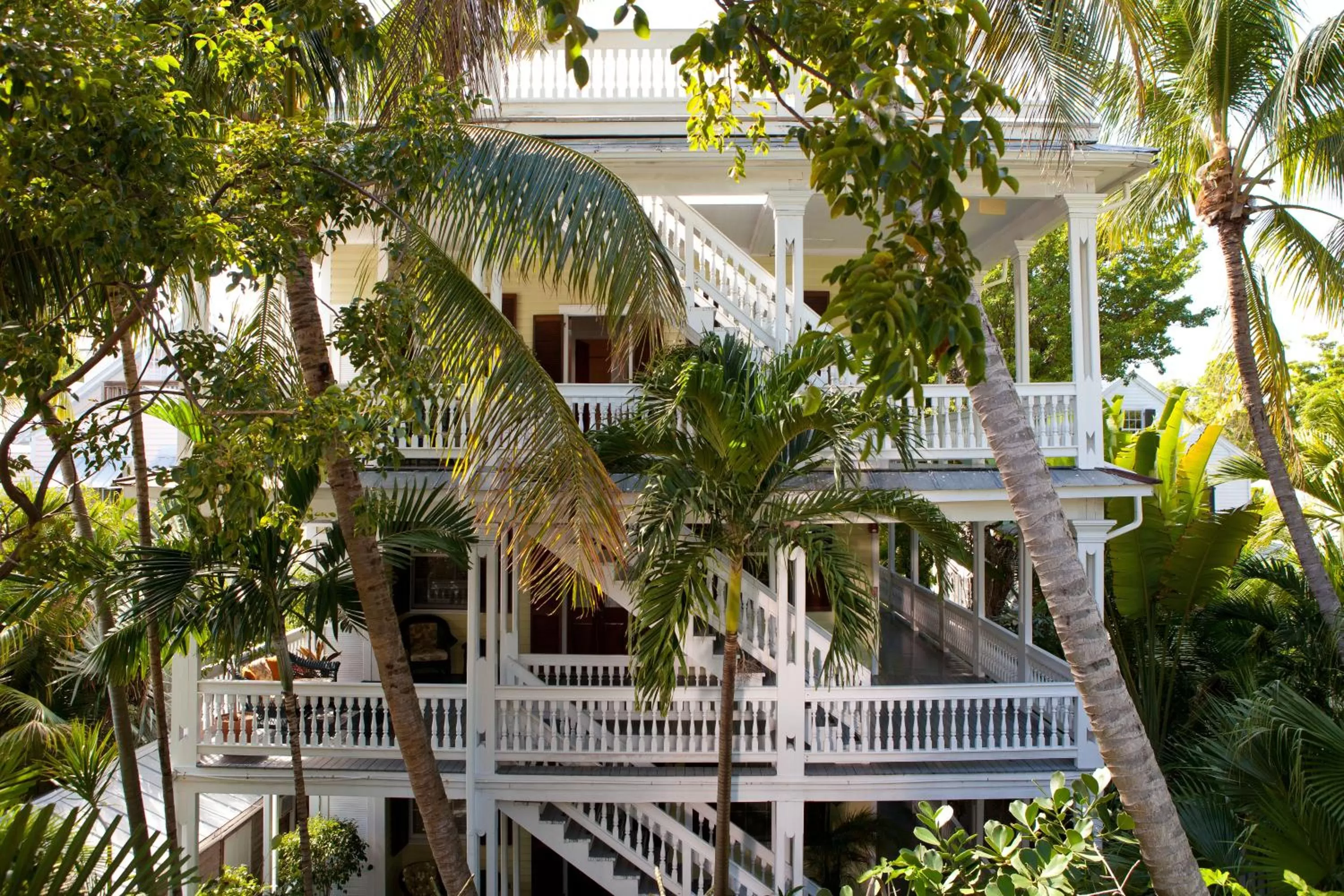 Facade/entrance in Island City House