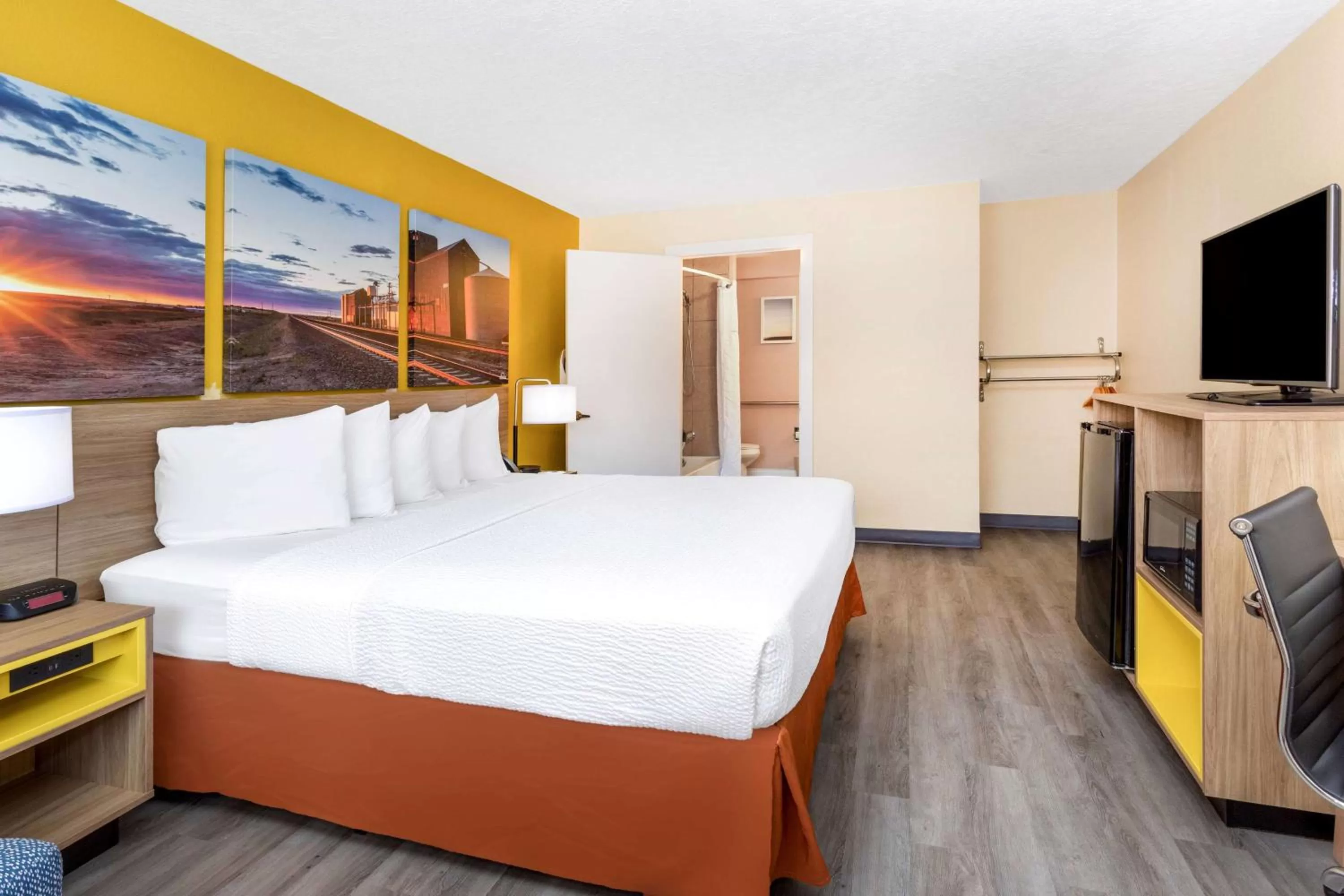 Photo of the whole room, Bed in Days Inn & Suites by Wyndham Clovis