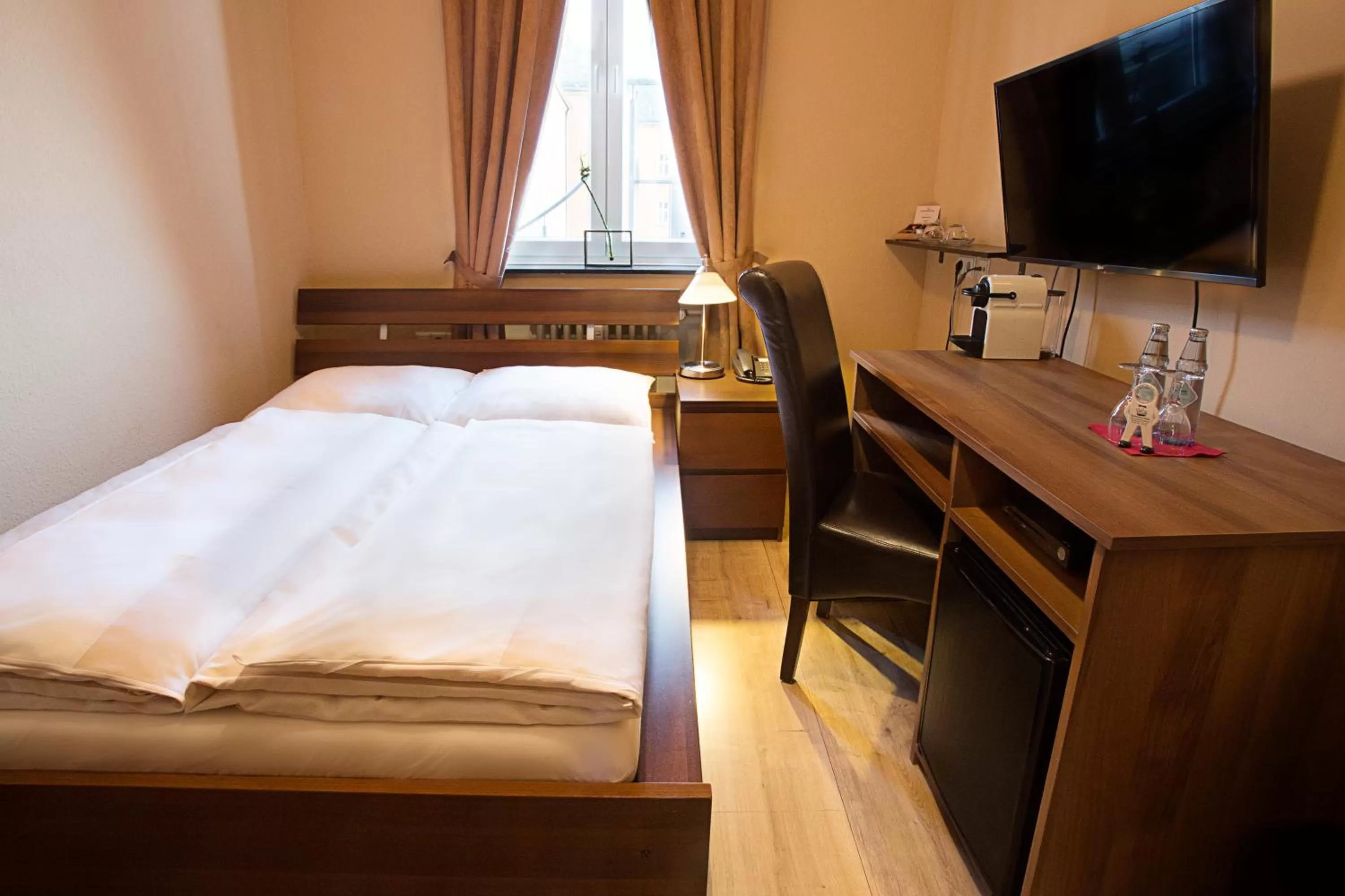 Photo of the whole room, Bed in Stadthotel Jülich