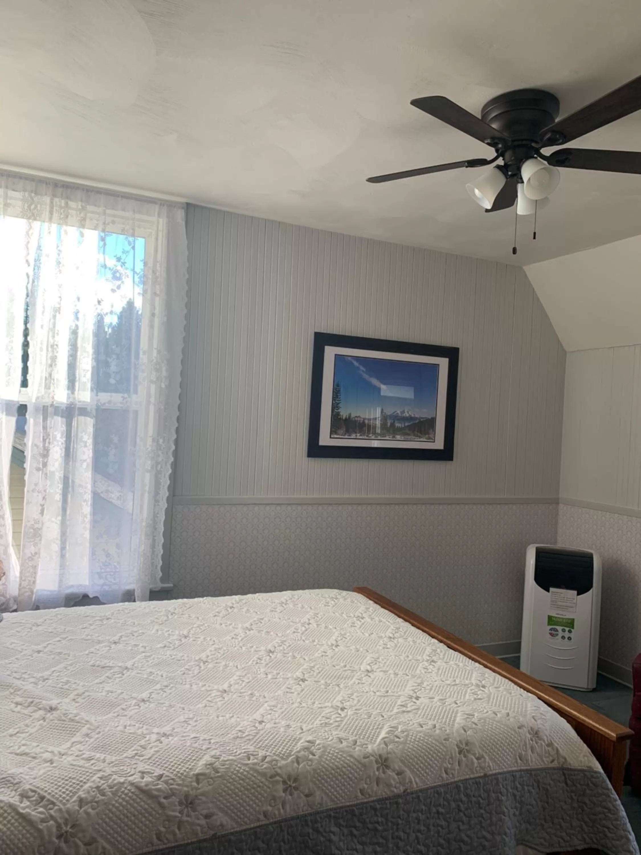 Bed in Mount Shasta Ranch Bed and Breakfast