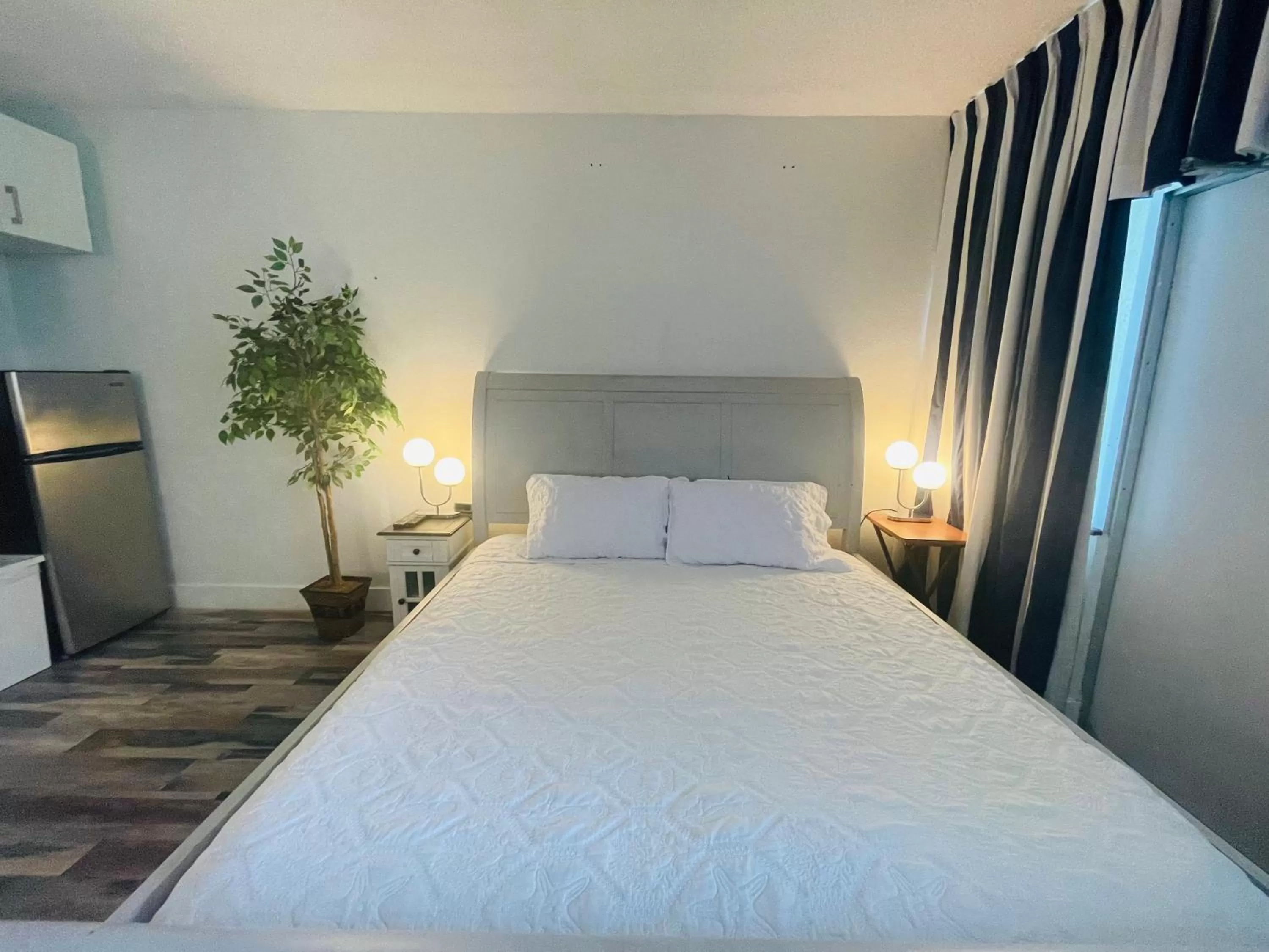 Bed in TAMPA BAY, BEACH step away, WIFI, FREE PARKING,POOLS, JACUZZI