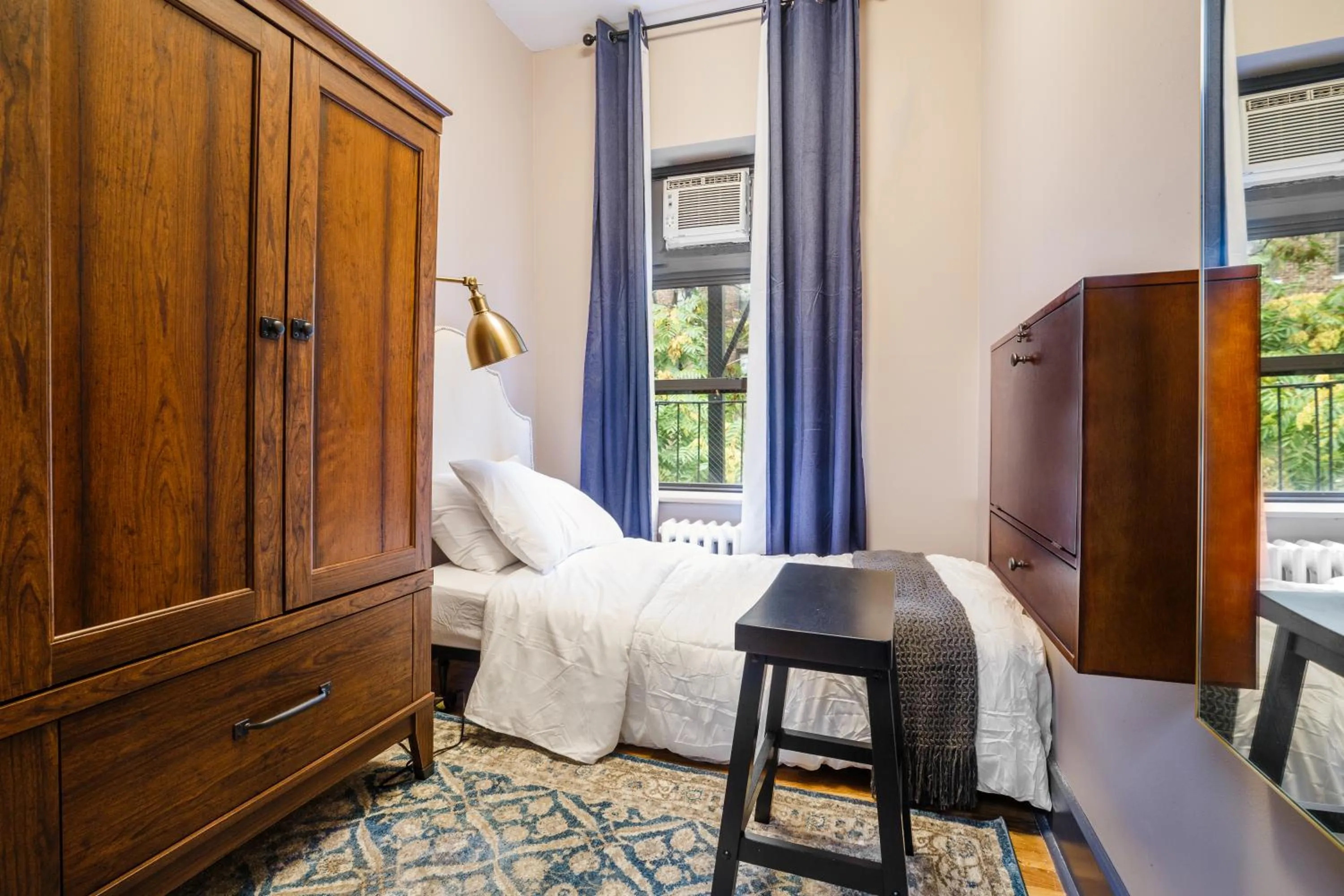 Photo of the whole room, Bed in Lamartine Chelsea