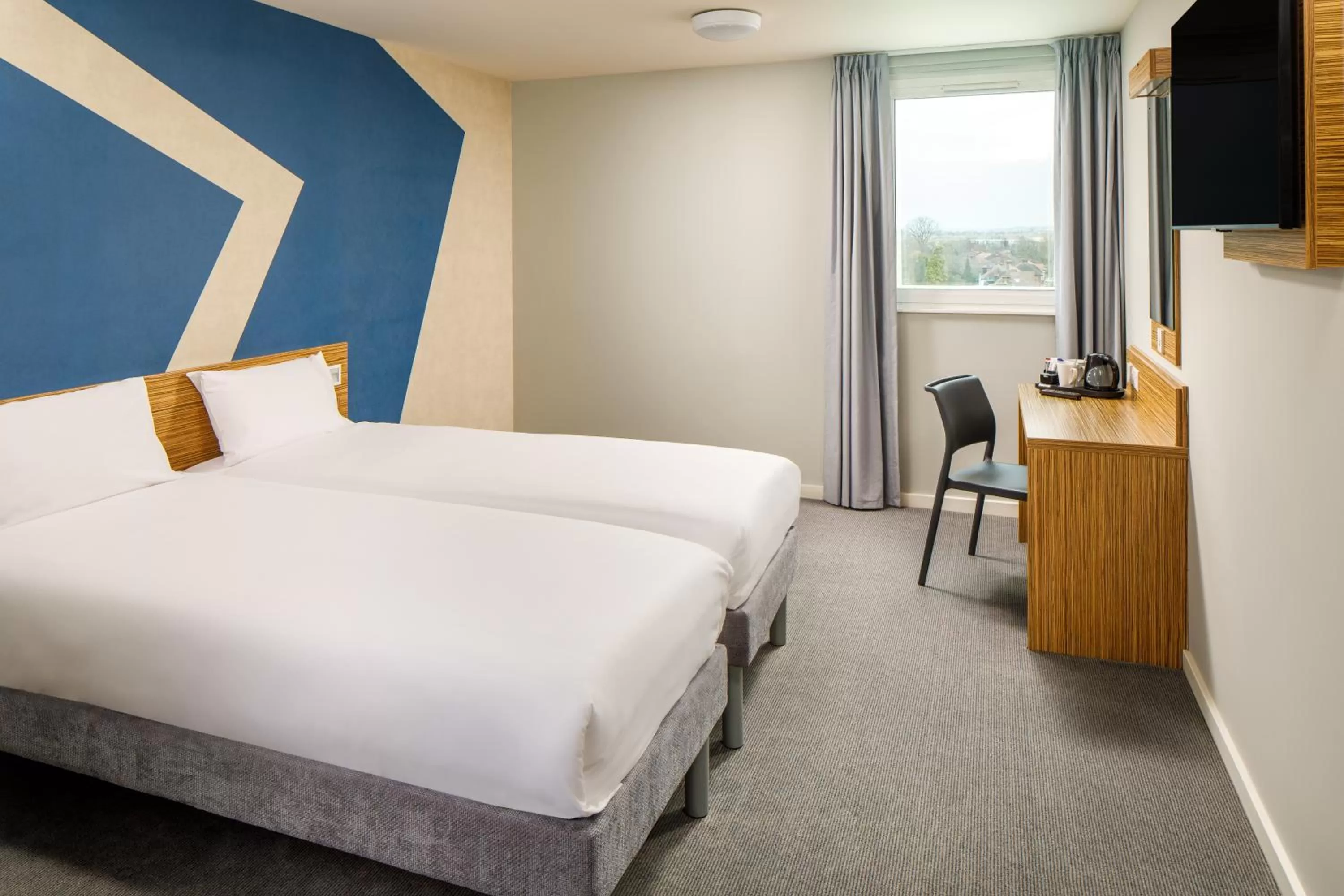 Bedroom, Bed in ibis budget London Heathrow Central