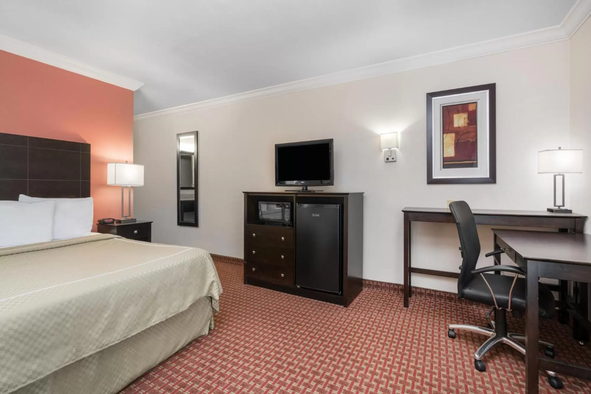 Photo of the whole room, Bed in AmericInn by Wyndham Johnston Des Moines