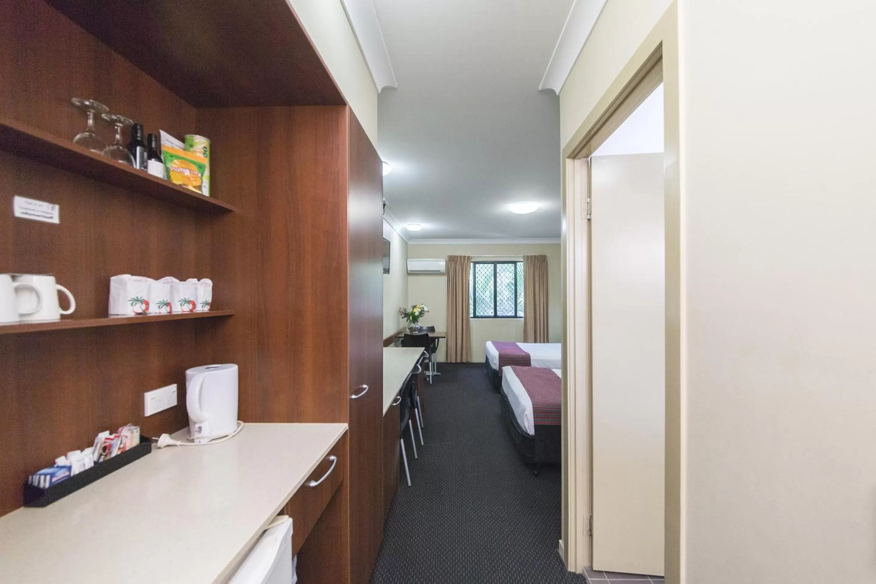 Coffee/tea facilities, Bed in Rocky Resort Motor Inn