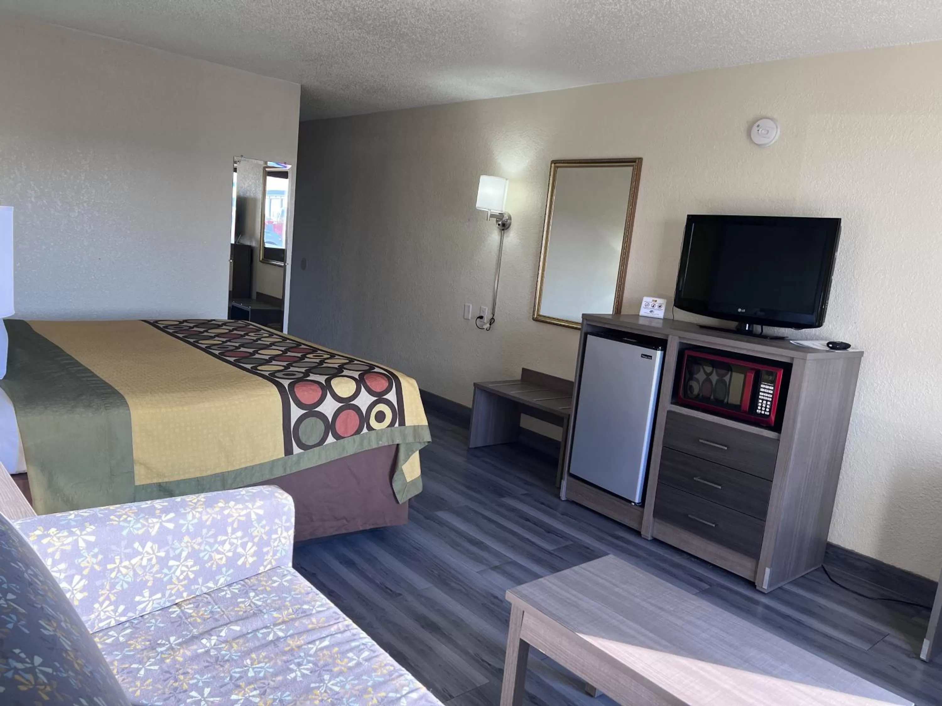 Photo of the whole room, Bed in Super 8 by Wyndham Ft Stockton
