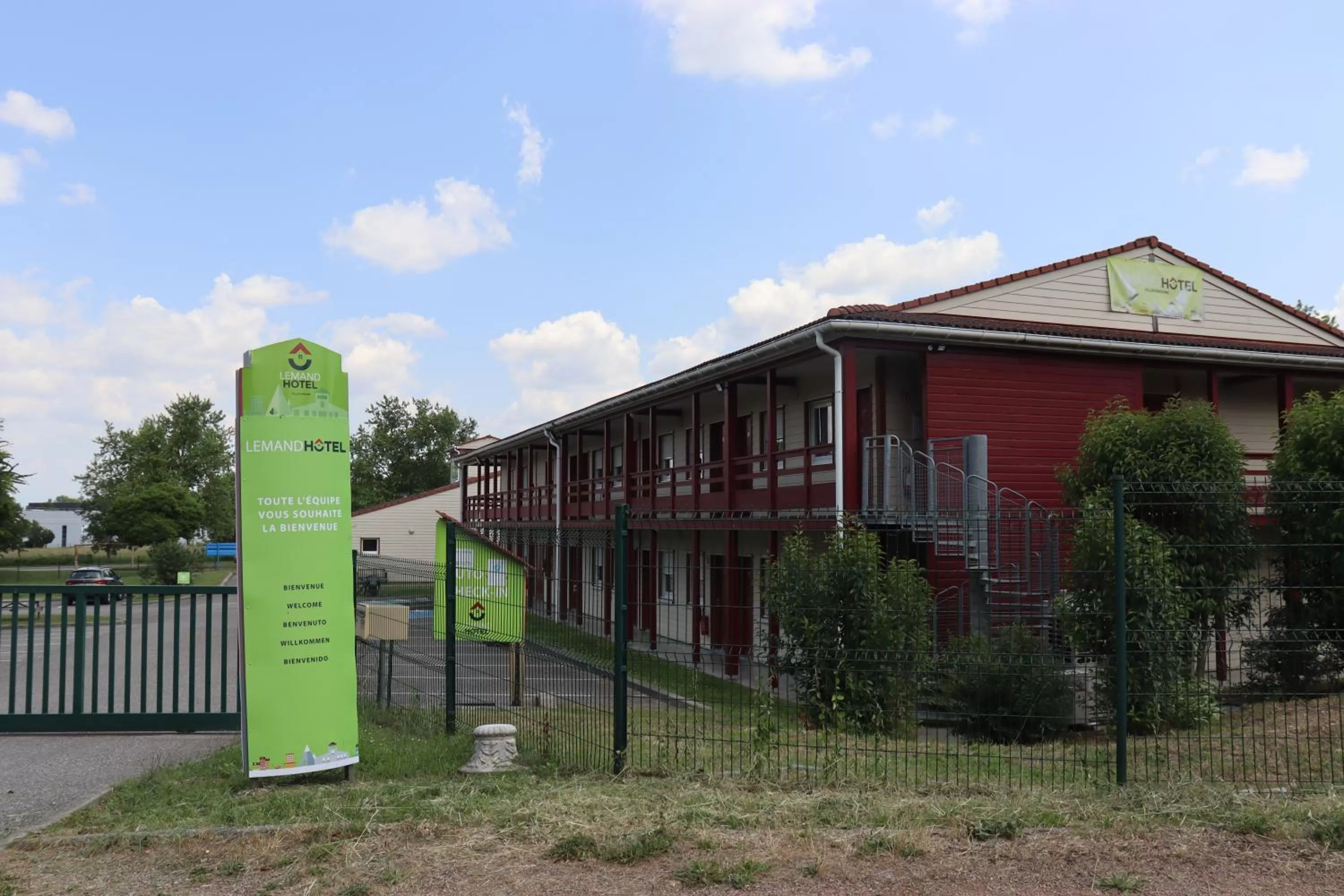 Property building in Hôtel Lémand Lyon Est - Villefontaine