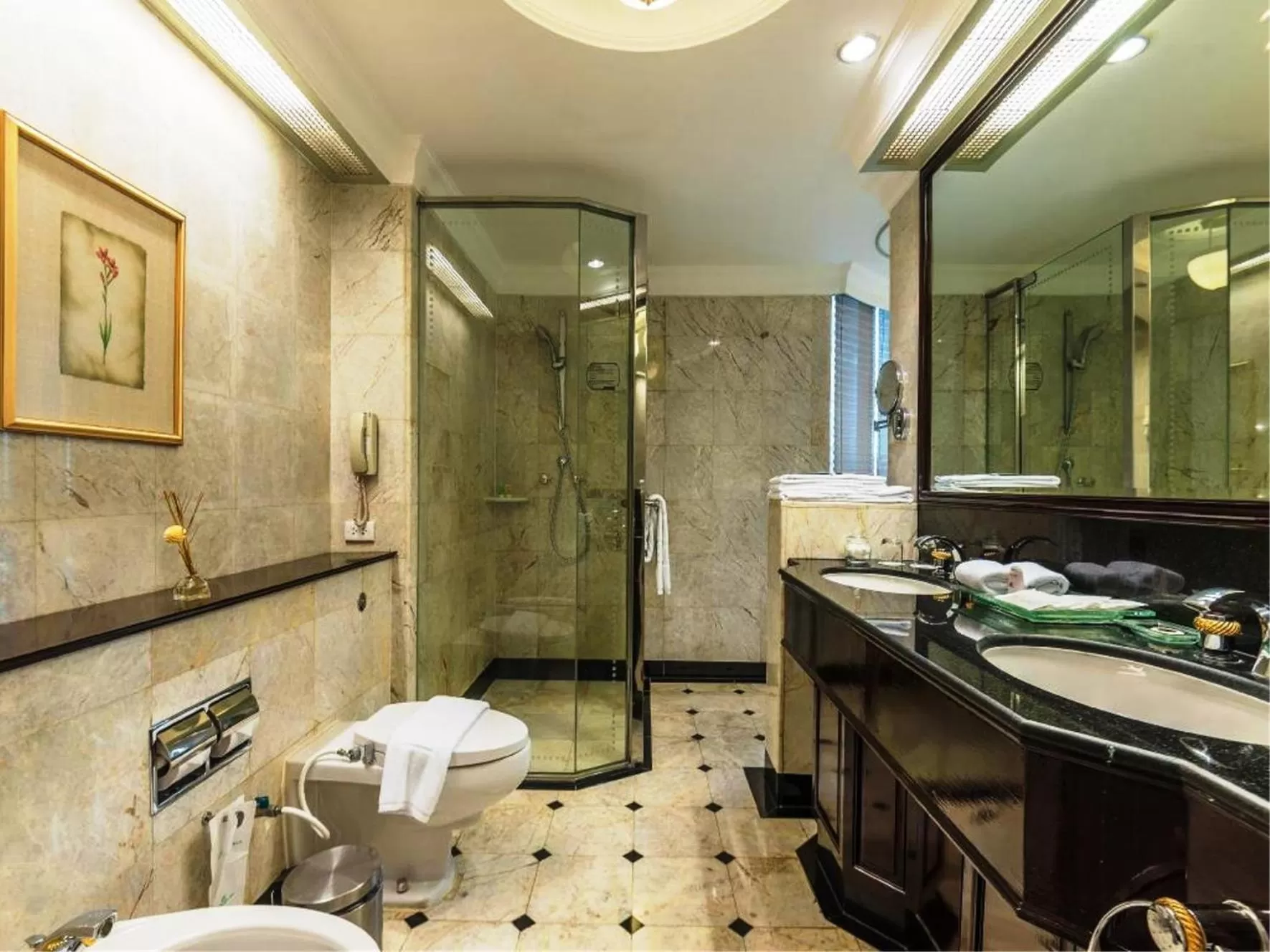 Bathroom in Evergreen Laurel Hotel Bangkok
