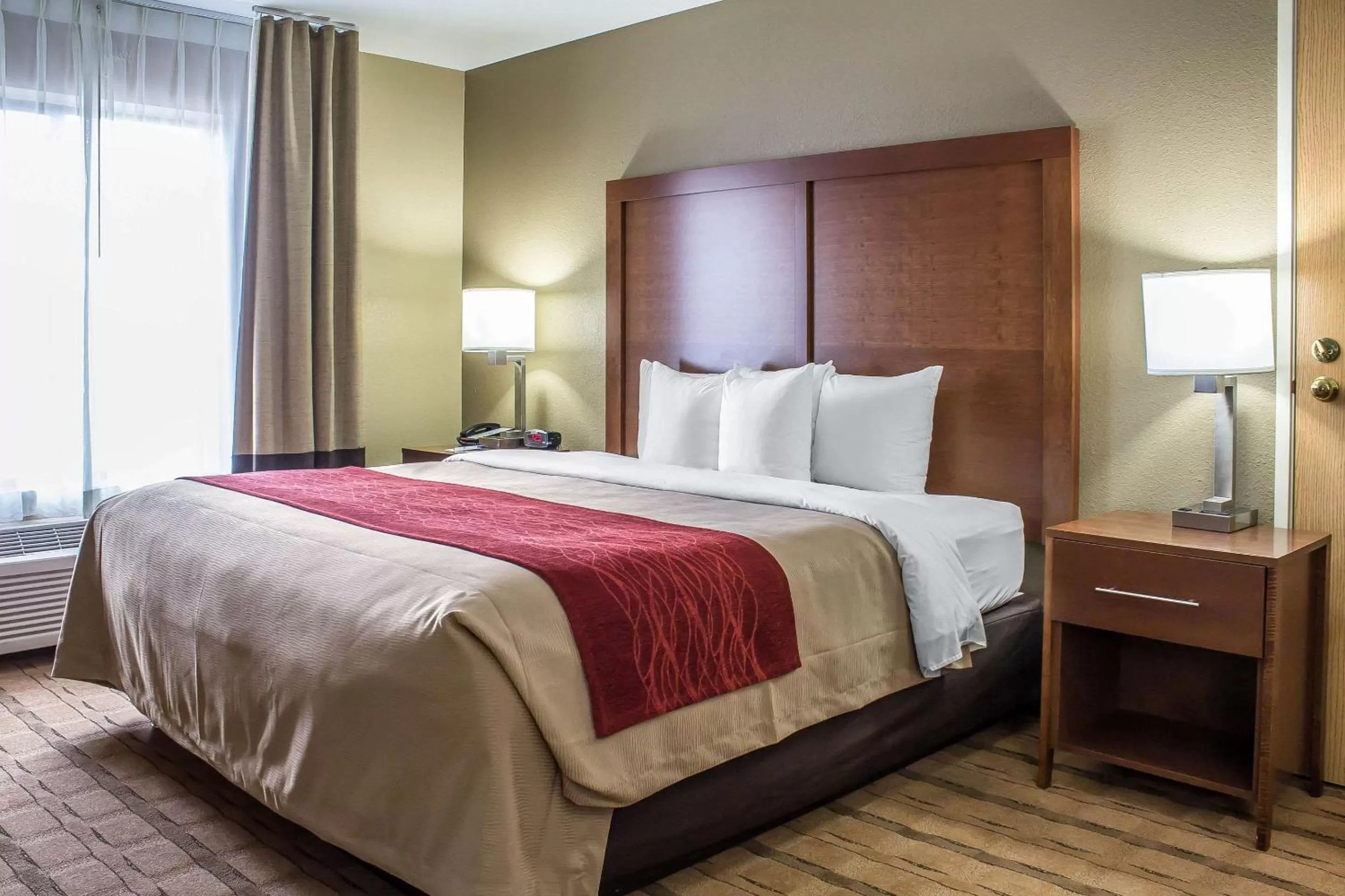 Photo of the whole room, Bed in Comfort Inn & Suites Cedar Rapids North - Collins Road