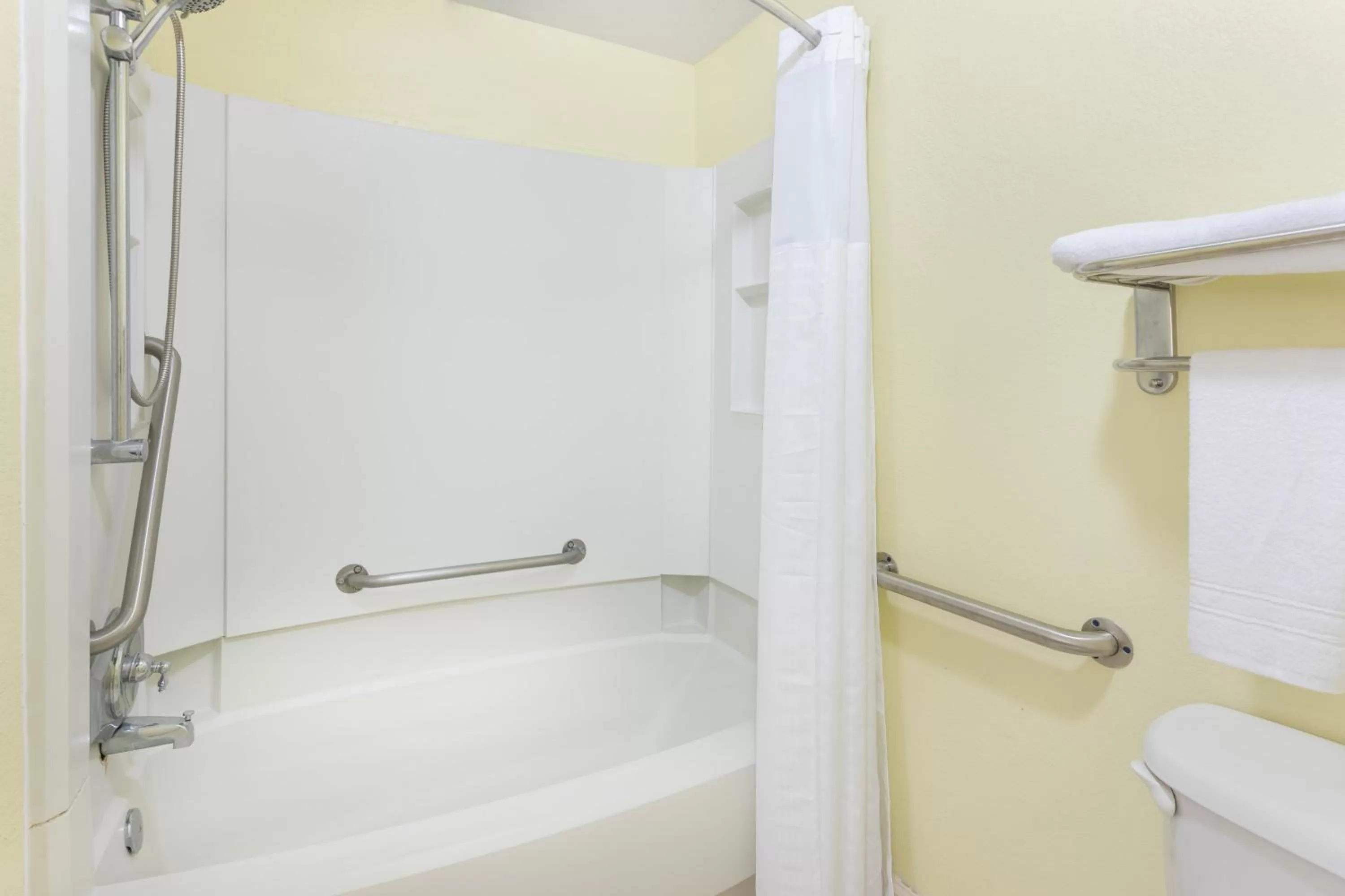 Bathroom in Super 8 By Wyndham Kingsland I-95 Naval Base Area