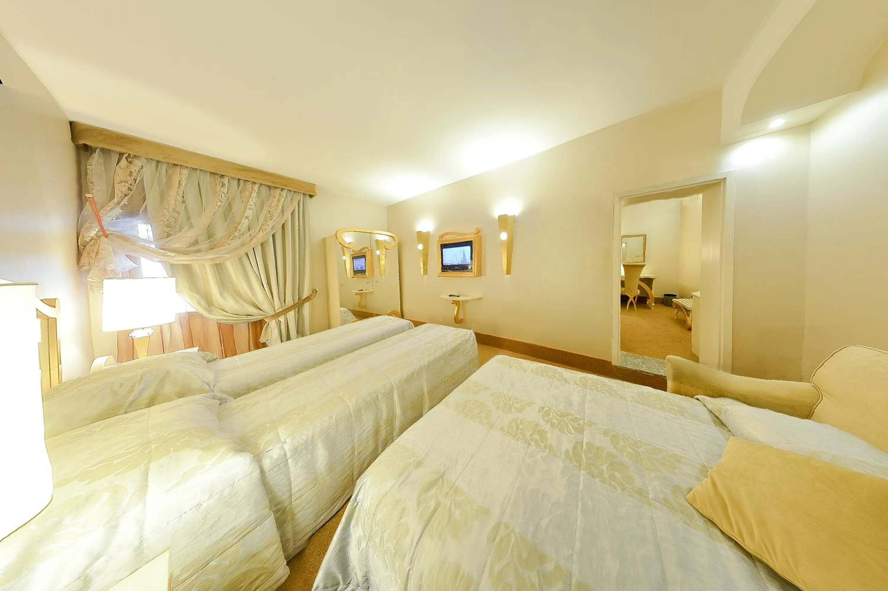 Photo of the whole room, Bed in Zanhotel Tre Vecchi