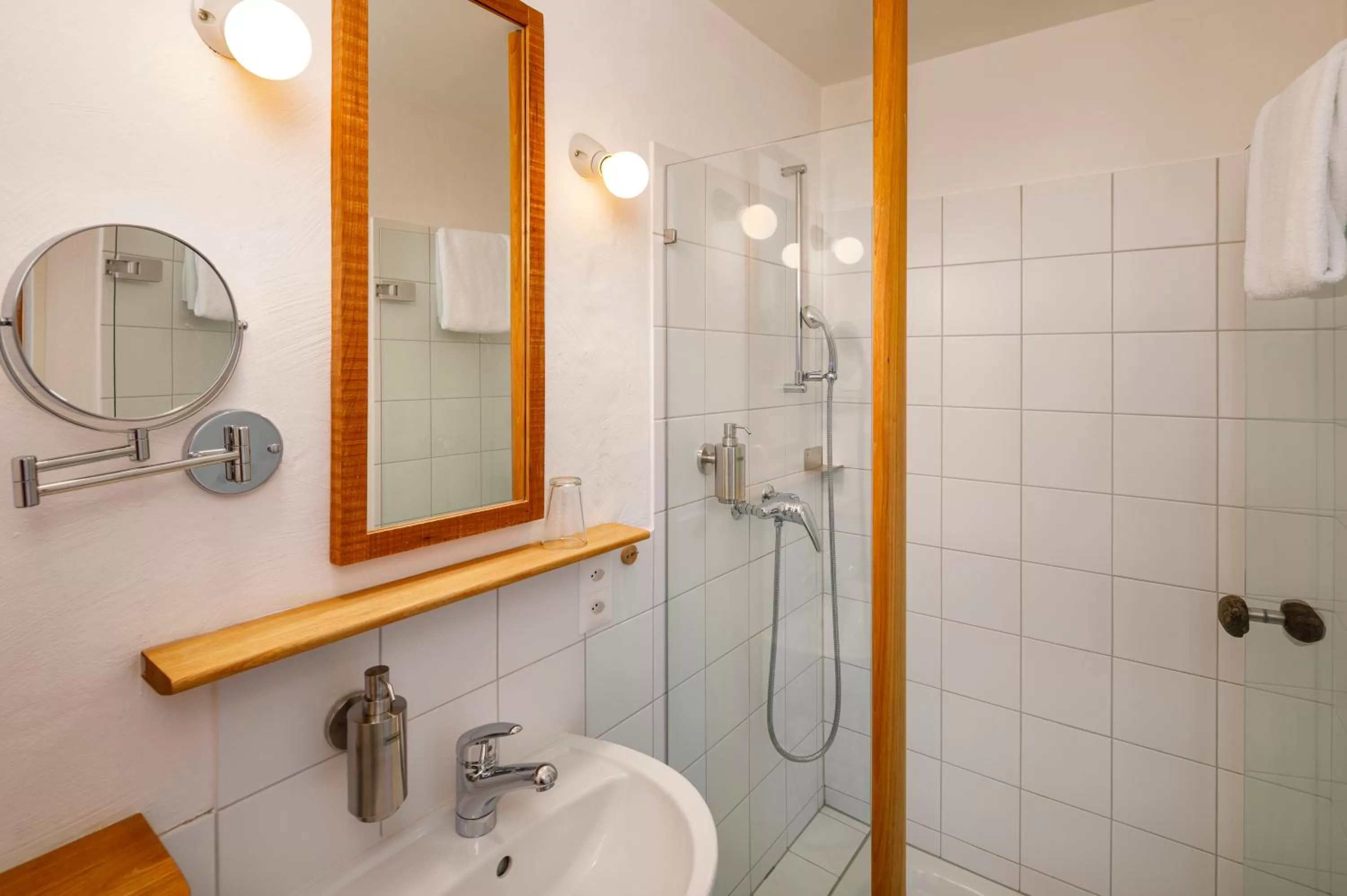 Shower in Hotel Restaurant Schiff