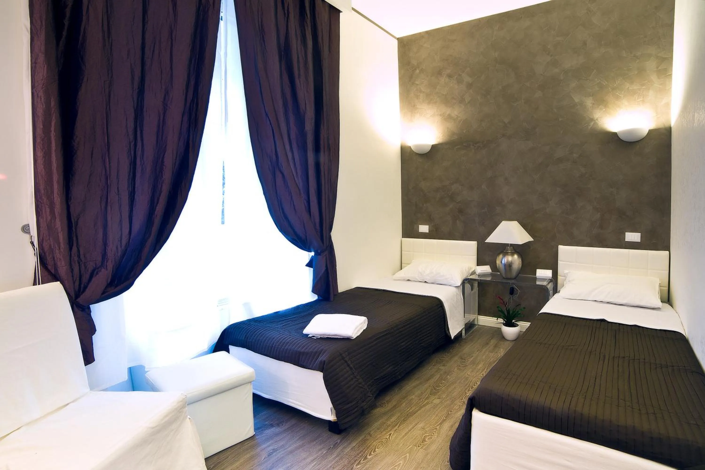 Photo of the whole room, Bed in Rome Key Home