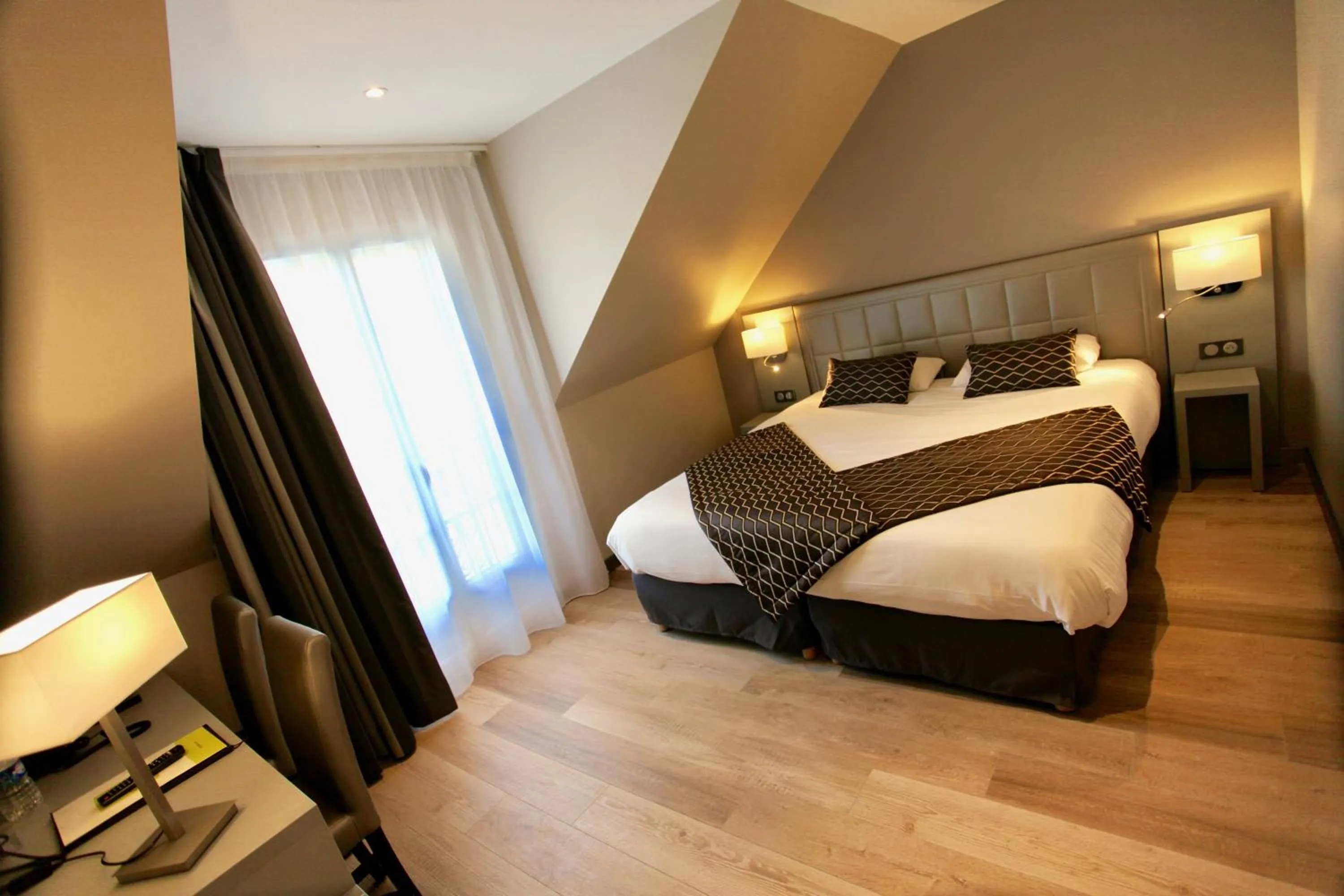 Bed in Logis Hôtel Restaurant Le Moulin de la Coudre