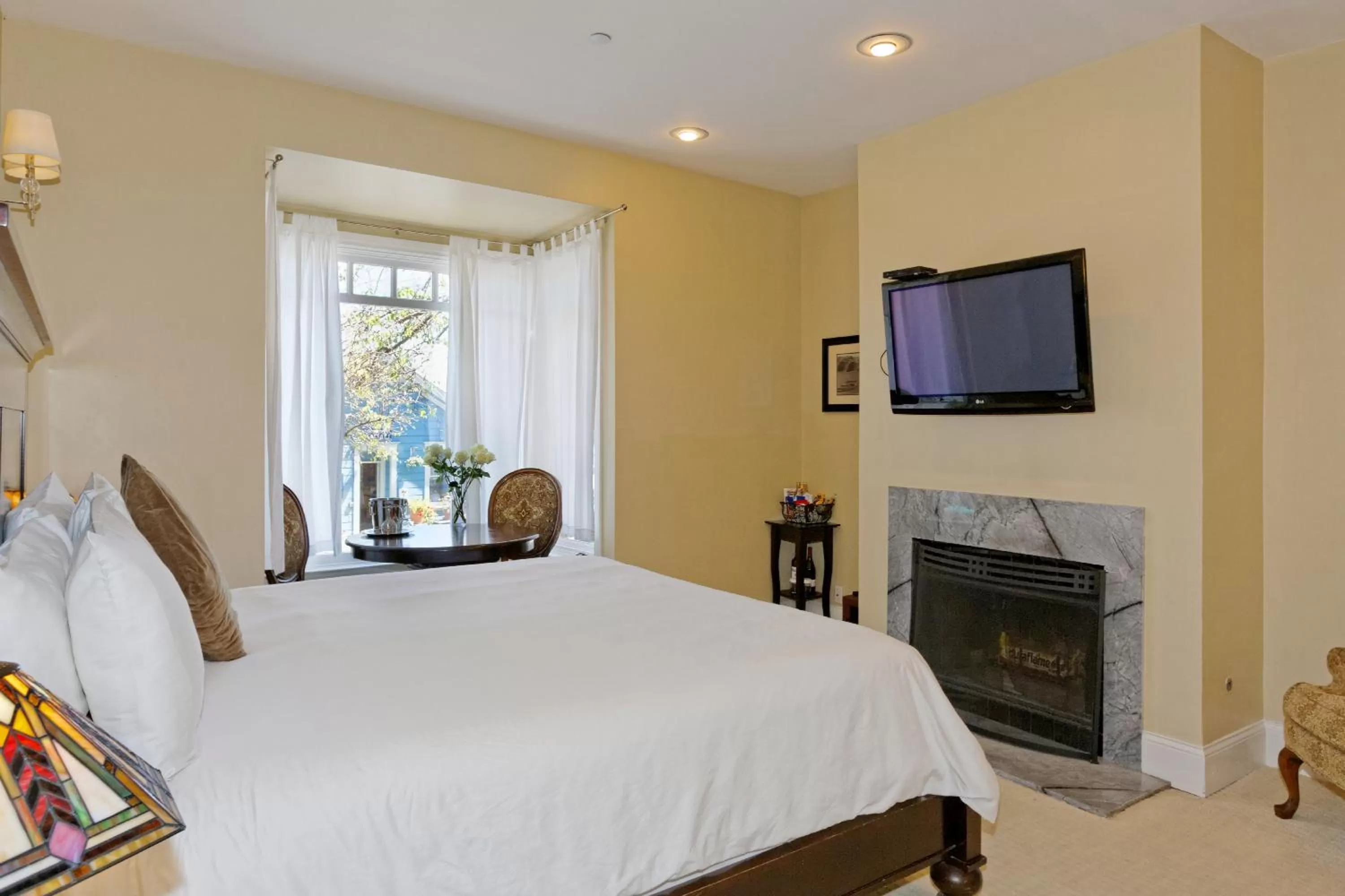 Bed in The Gables Inn Sausalito