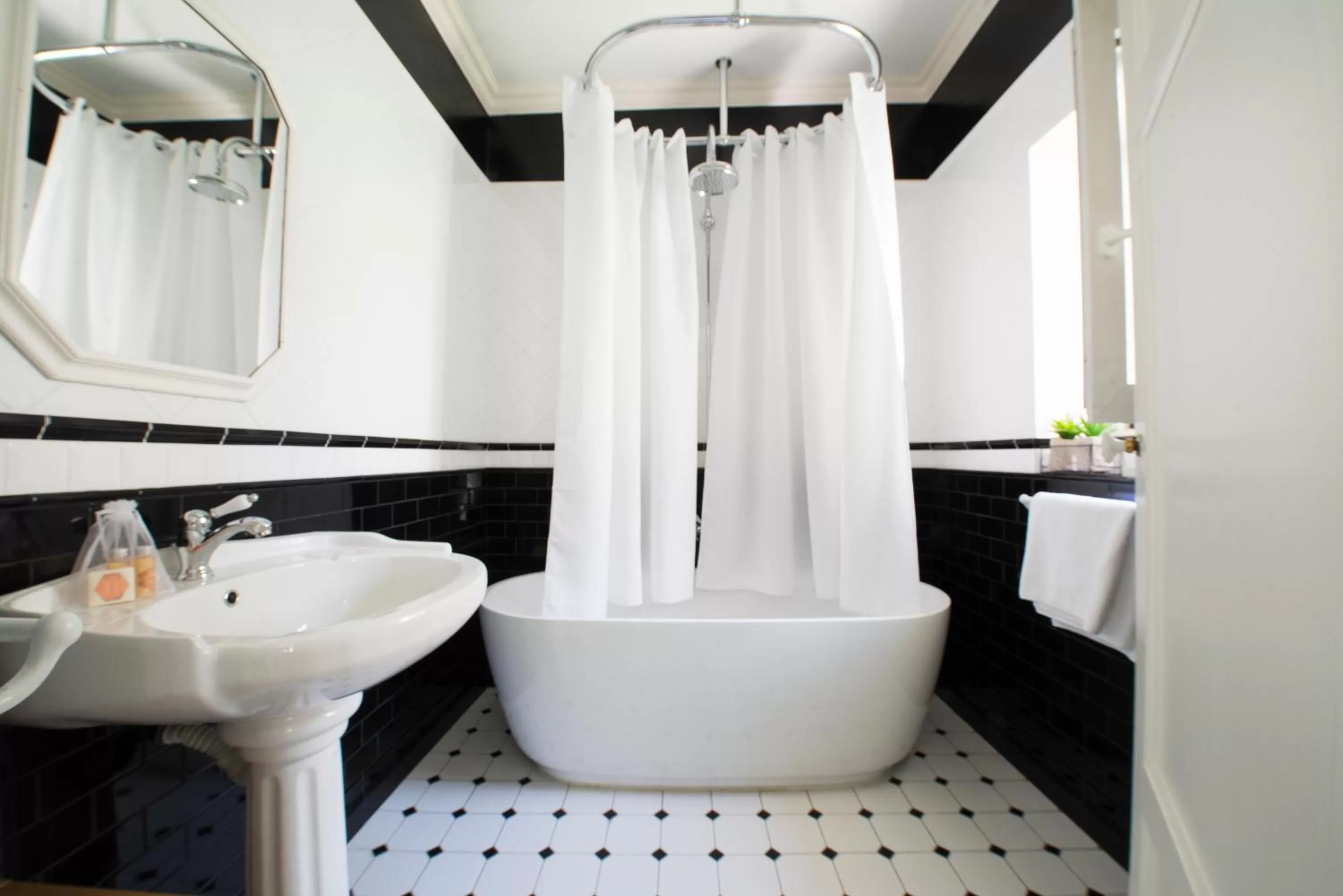 Bathroom in Hôtel des Batignolles