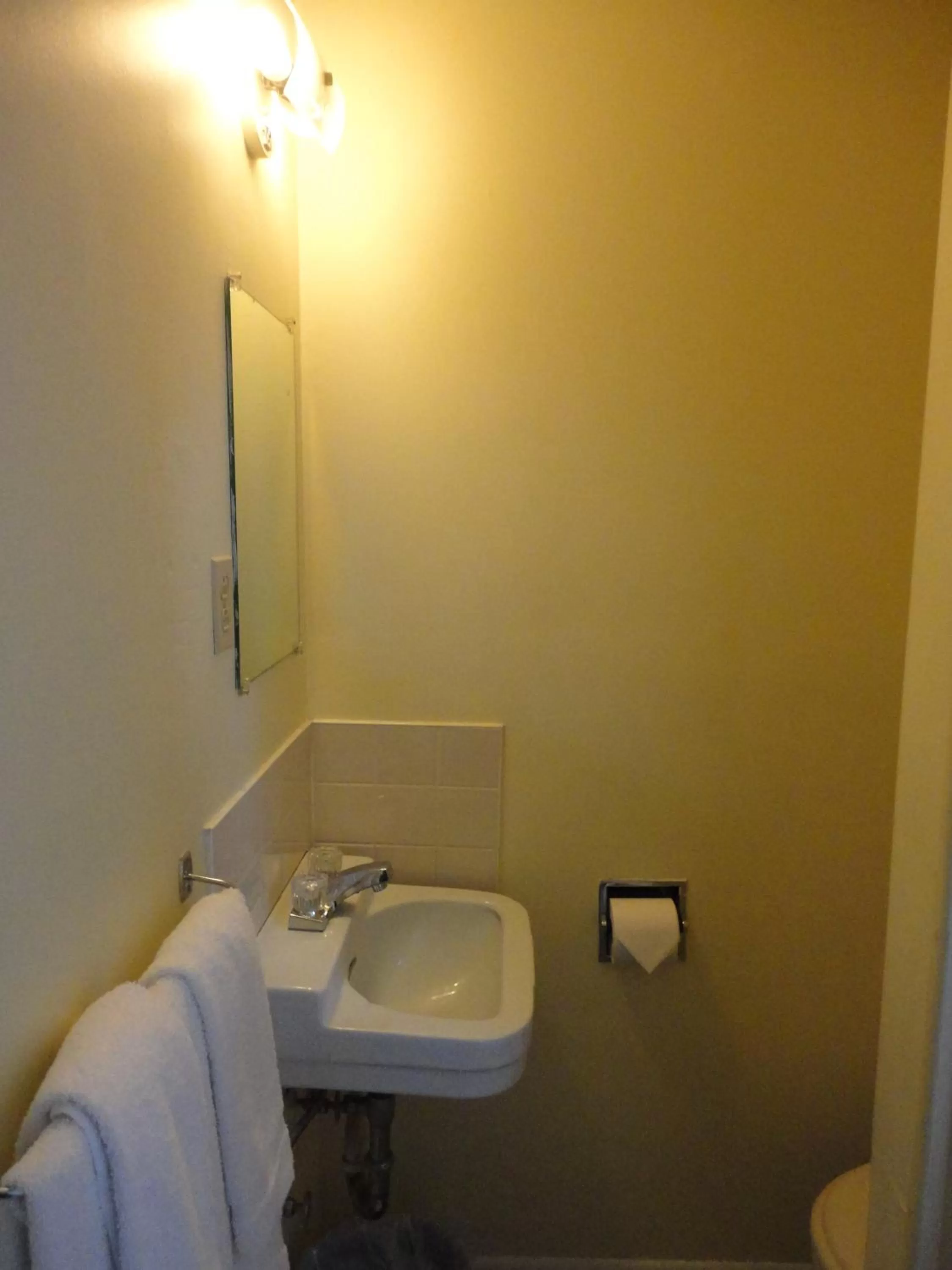 Bathroom in Hipwell's Motel