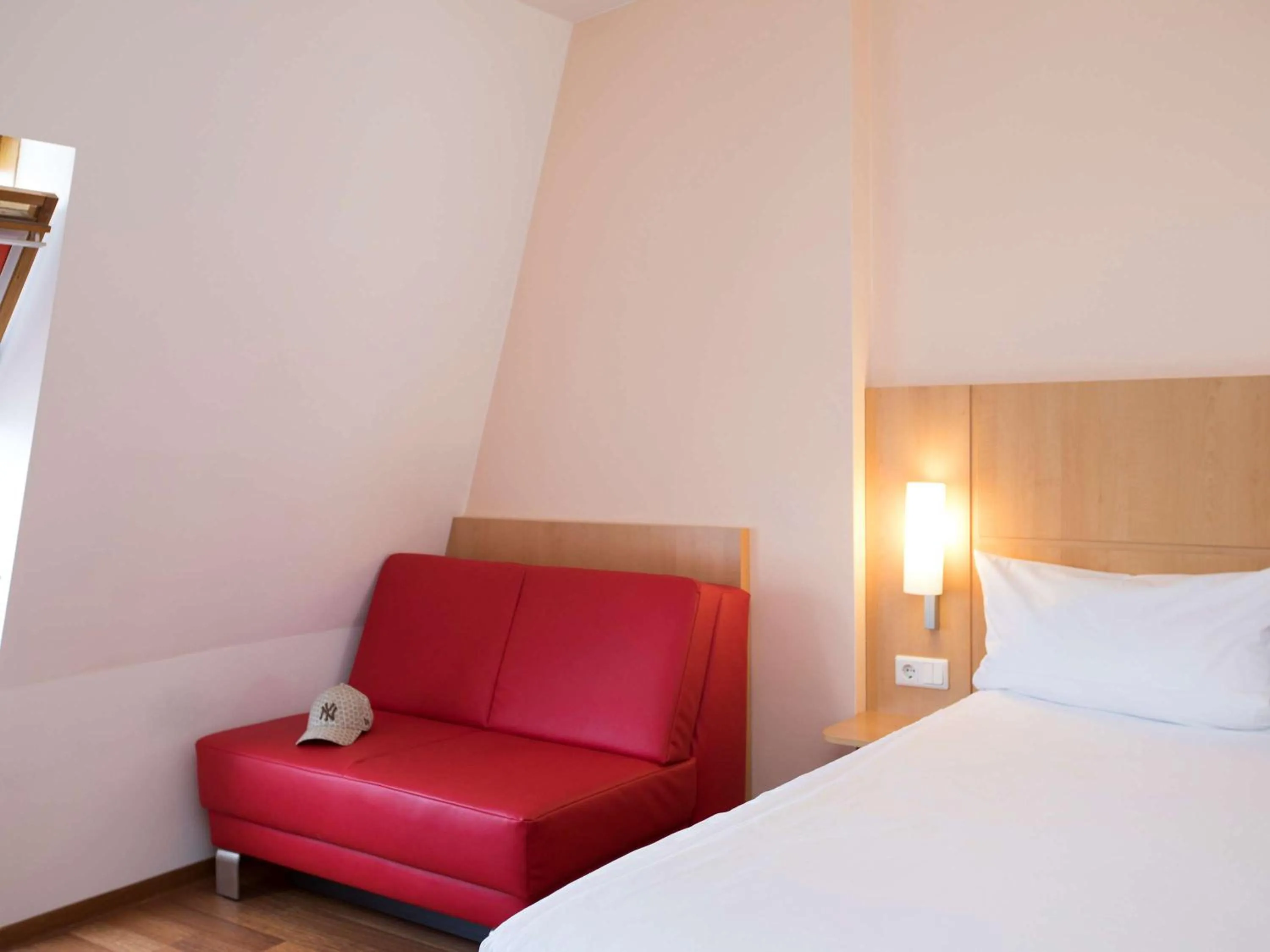 Photo of the whole room, Bed in ibis Berlin City Süd