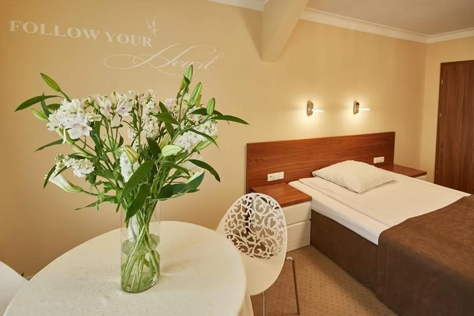 Bed in Hotel Melodia ***