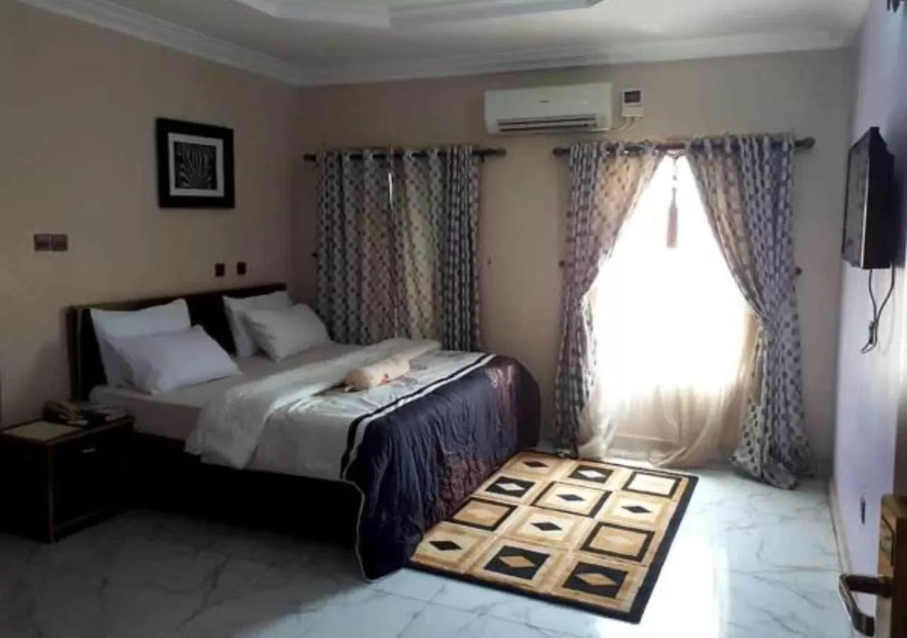 Bed in Nue-Crest Hotels & Suites