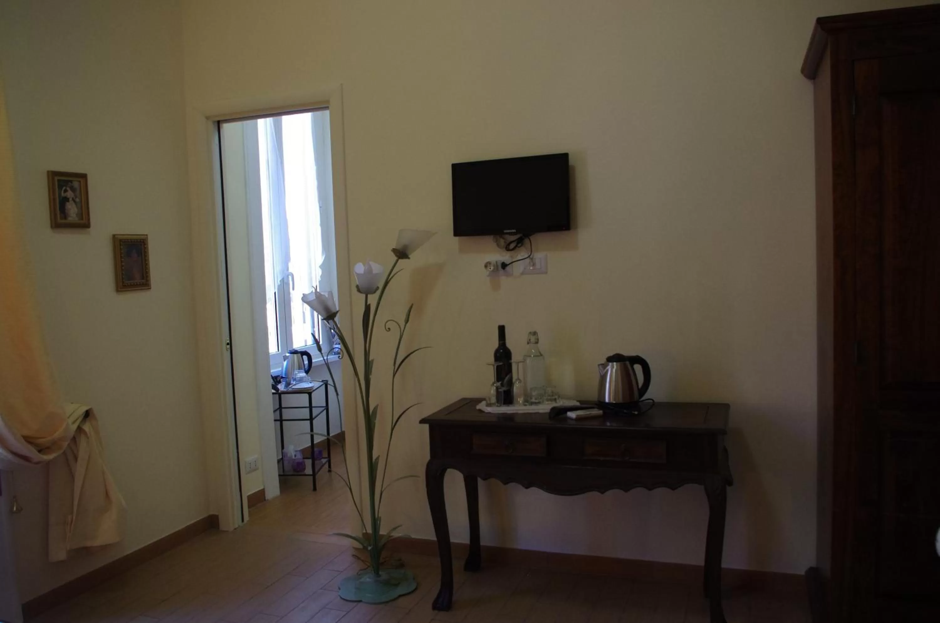 TV and multimedia, TV/Entertainment Center in Tucci's Roma Guest House