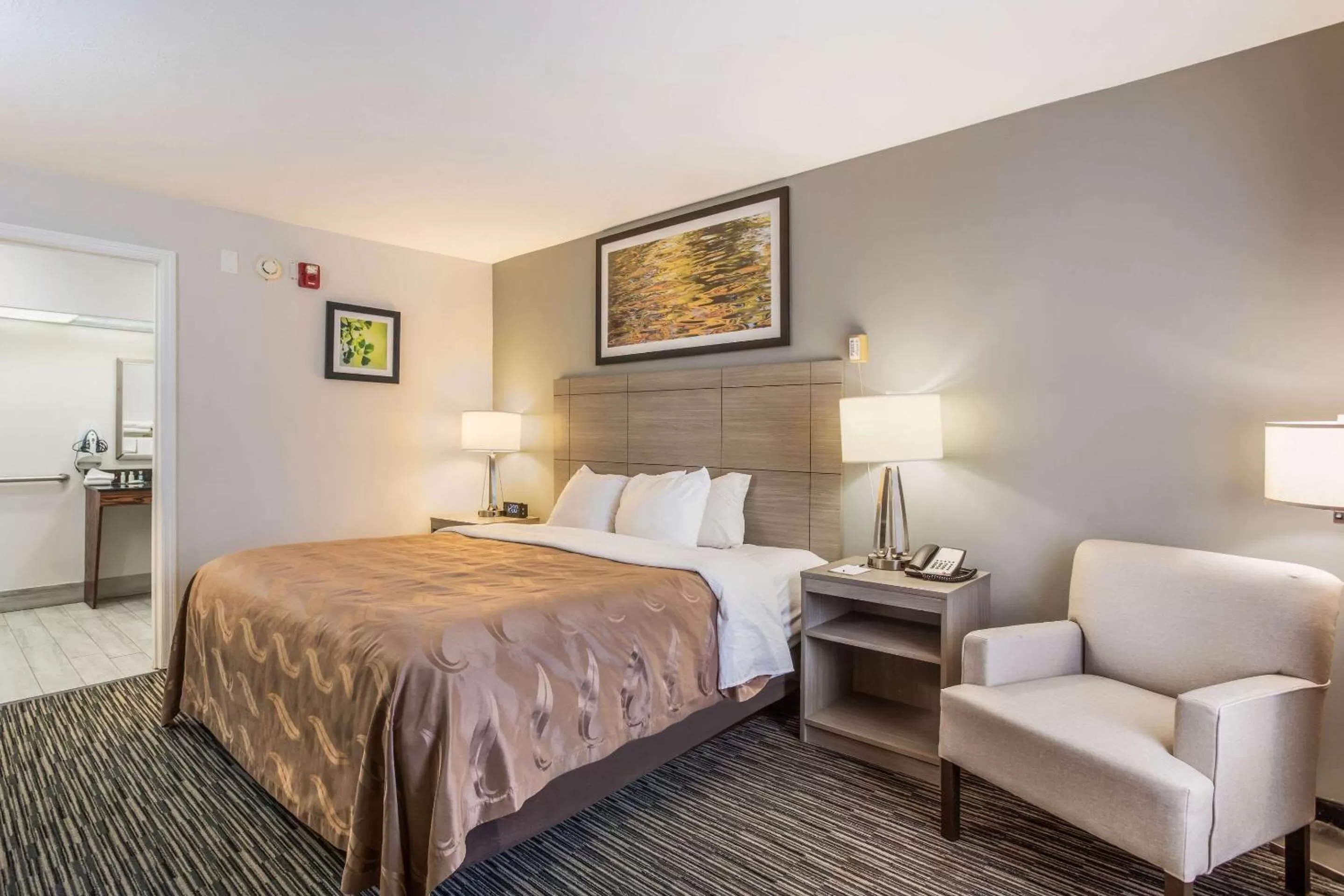 Bedroom, Bed in Quality Inn Gallatin-Nashville Metro