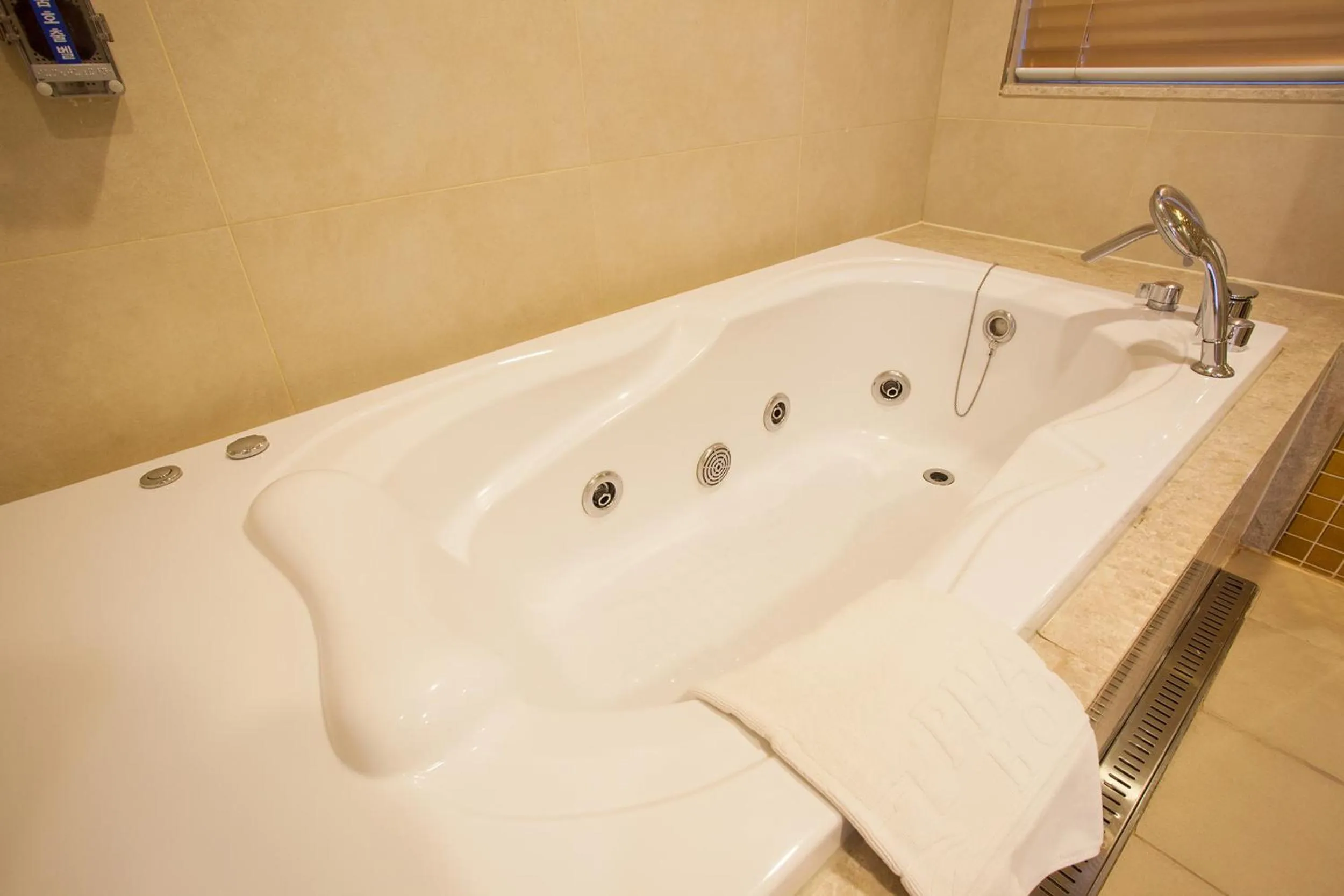 Shower in Hotel Pharos