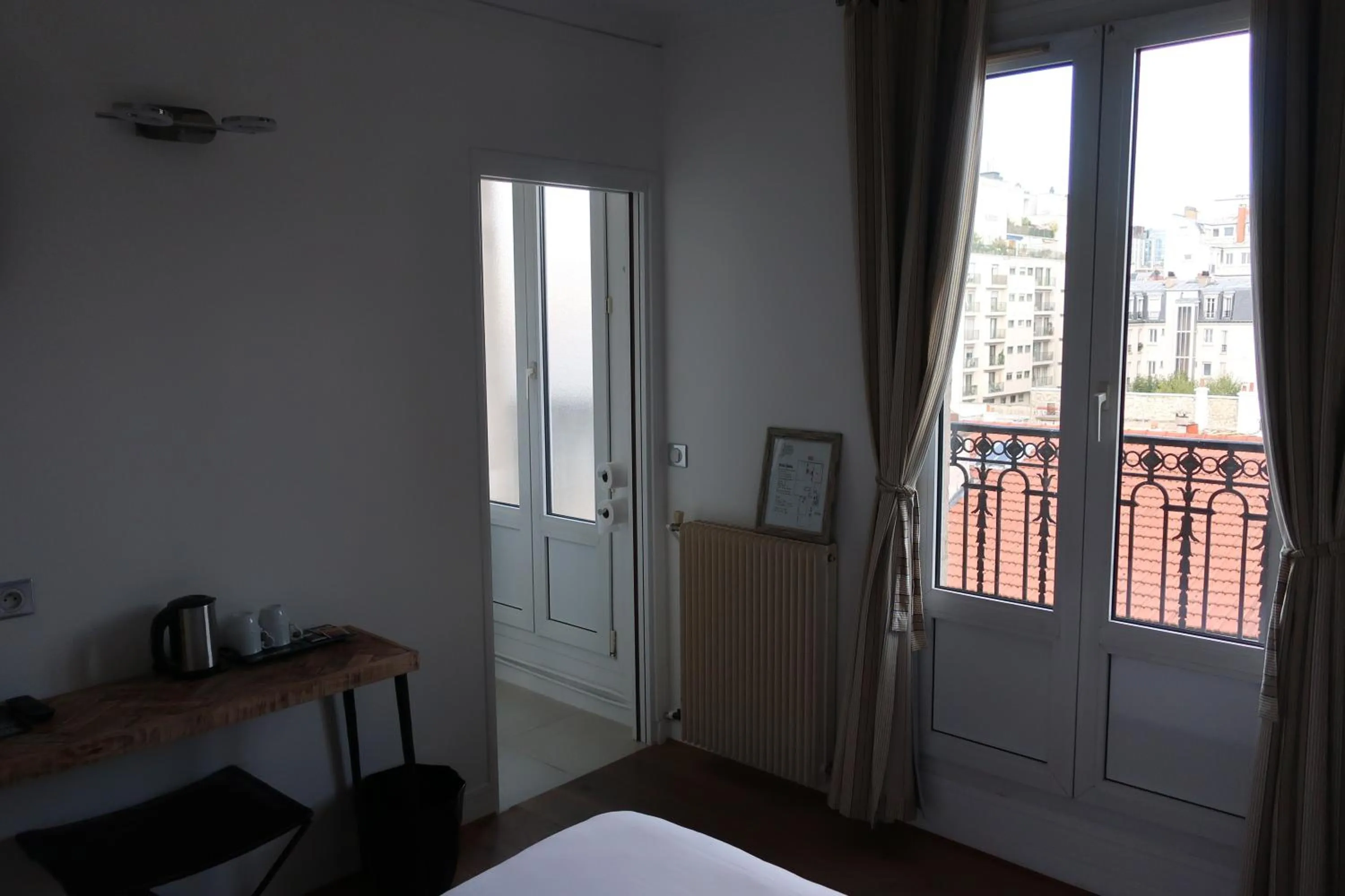 Seating area, Bed in L'Amiral