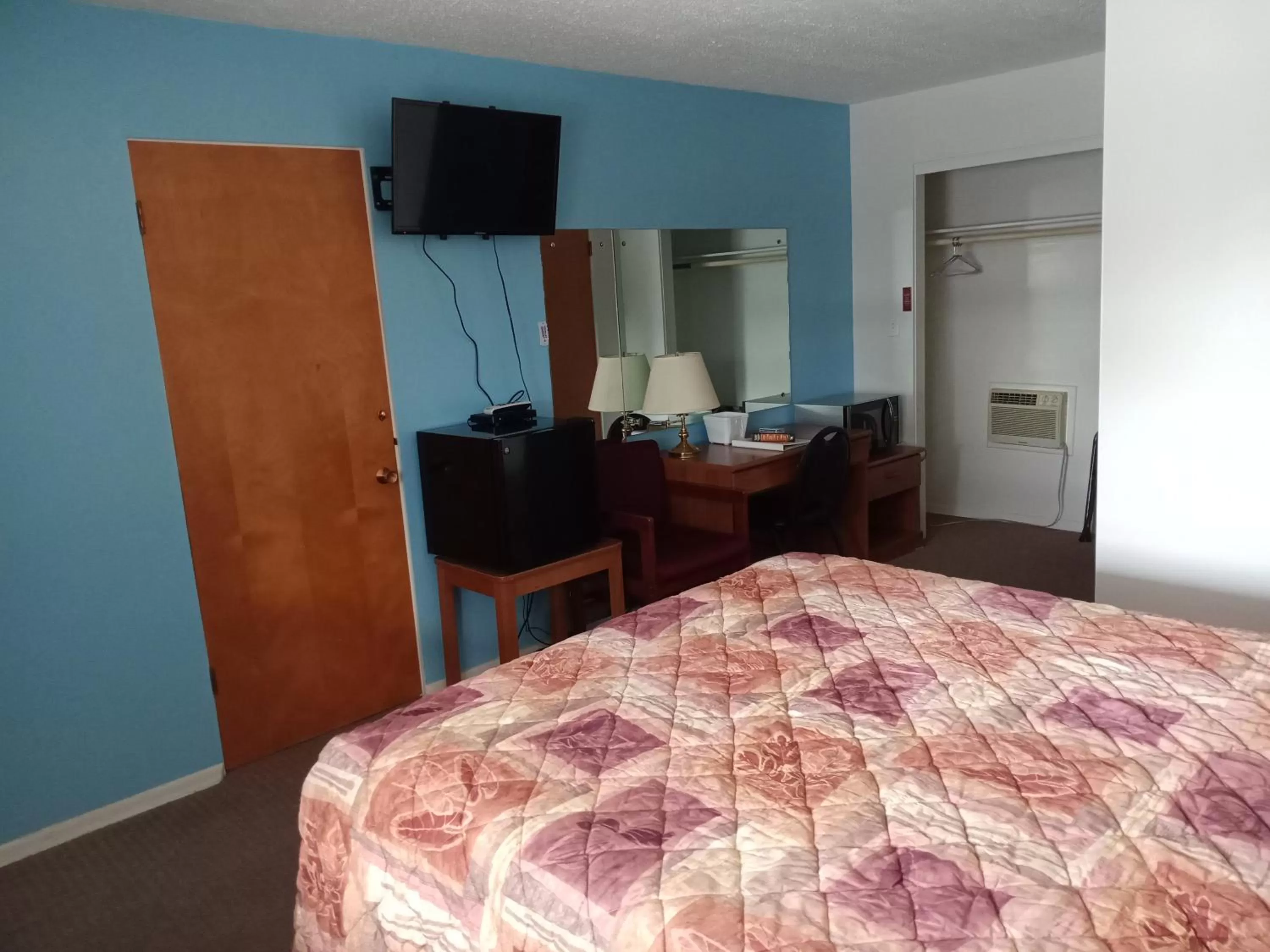 Bed, TV/Entertainment Center in Eight Bar B Motel