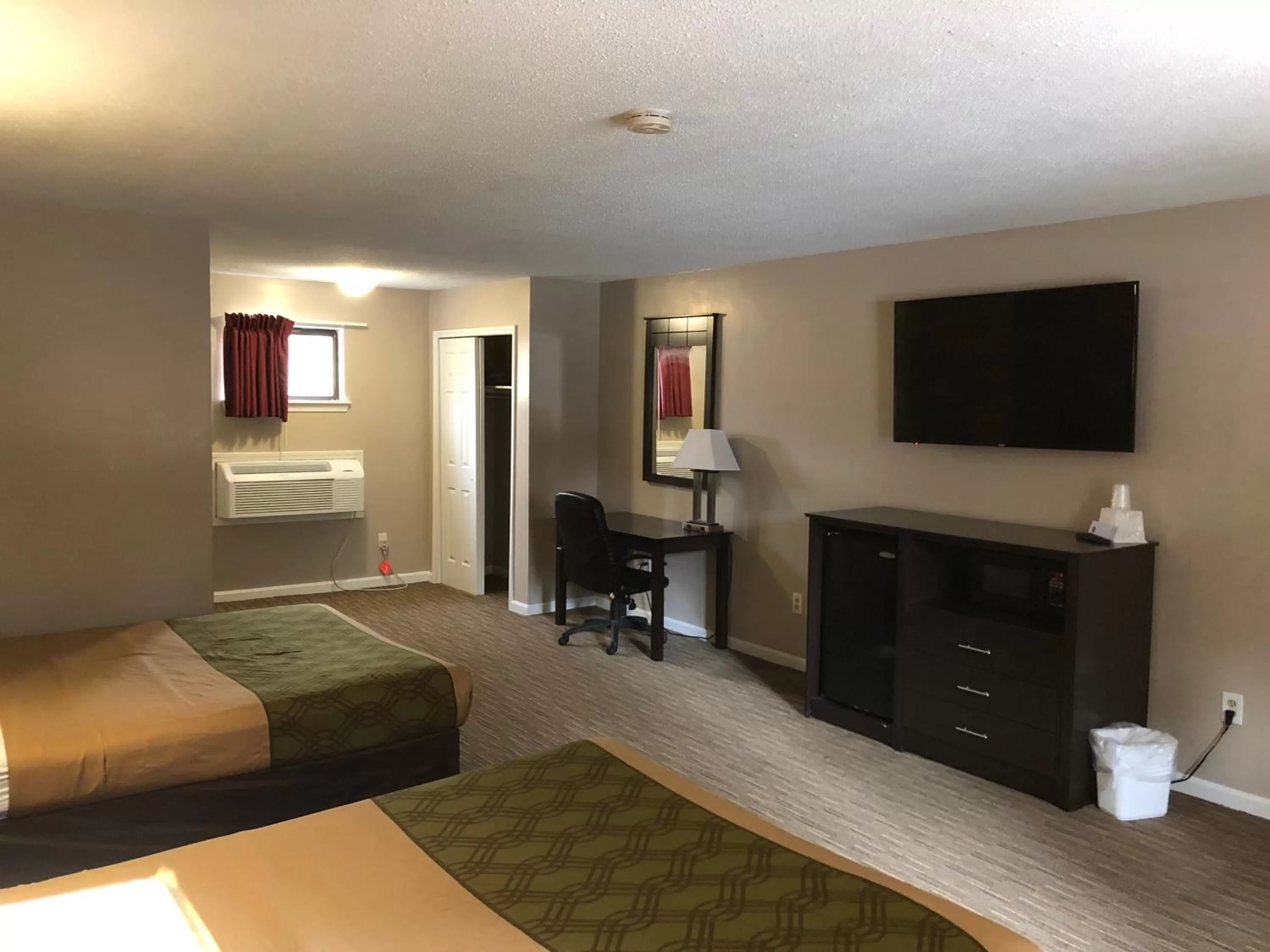 Queen Room with Two Queen Beds and Hot Tub - Non-Smoking in Rodeway Inn Groton