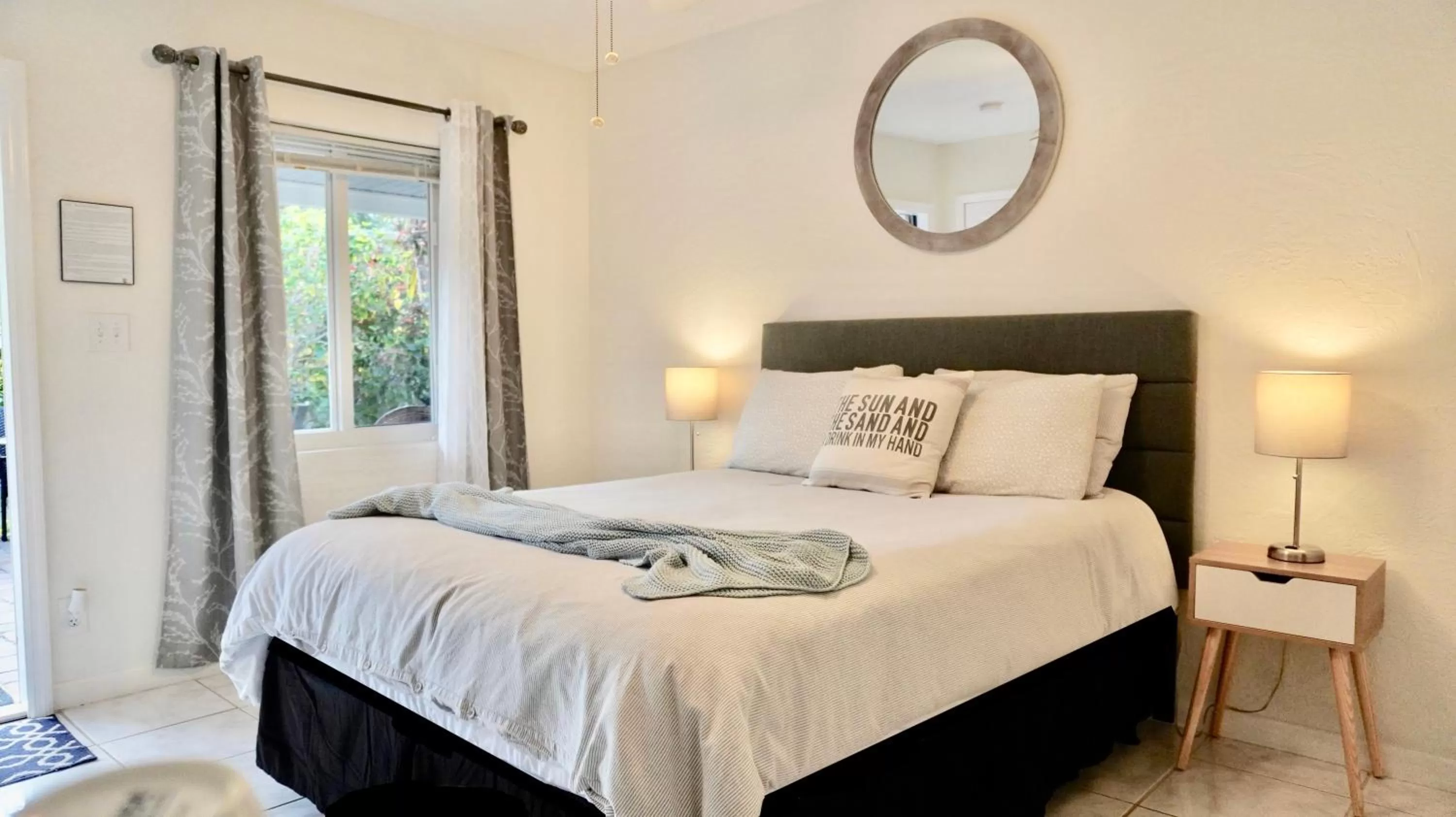 Bedroom, Bed in 4145 By The Sea Inn & Suites