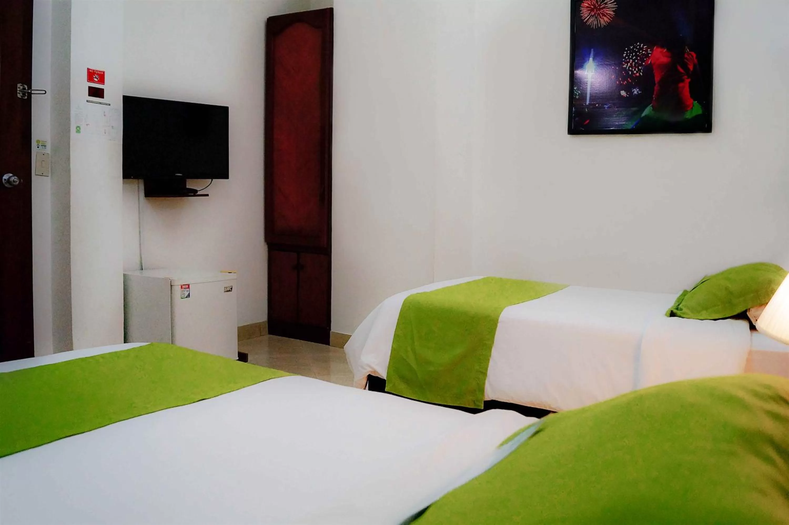 Bed in Hotel Castell - Cerca Del Aeropuerto