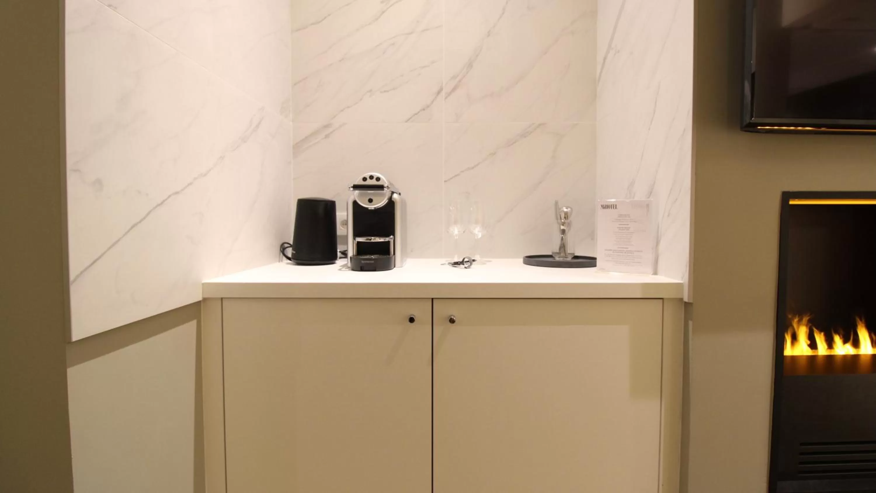 TV and multimedia, TV/Entertainment Center in MiHotel Sala