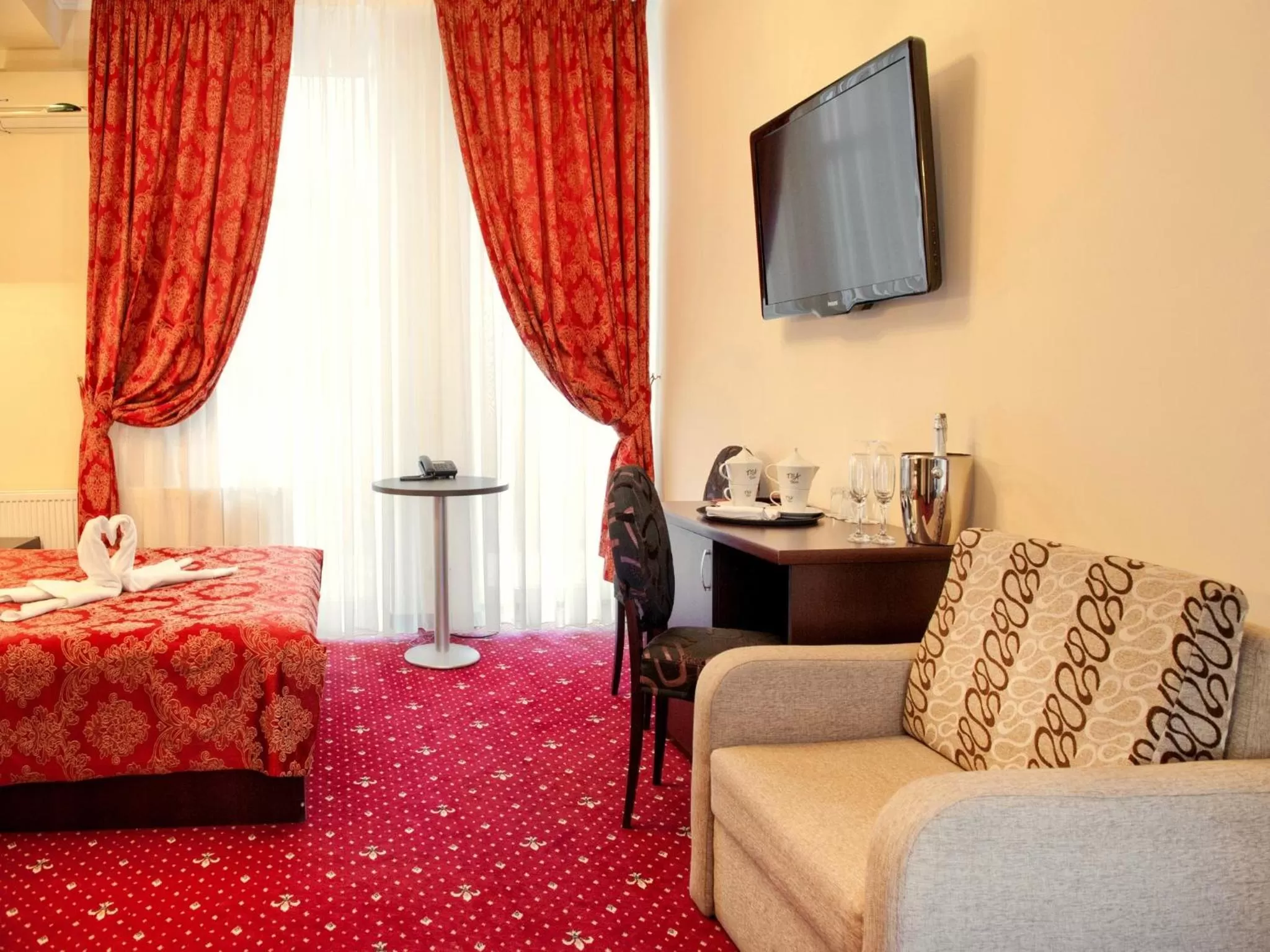 TV and multimedia, Bed in Manhattan Hotel & Restaurant