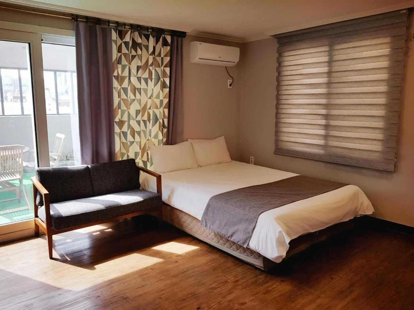 Decorative detail, Bed in Hotel Tong Yeondong Jeju