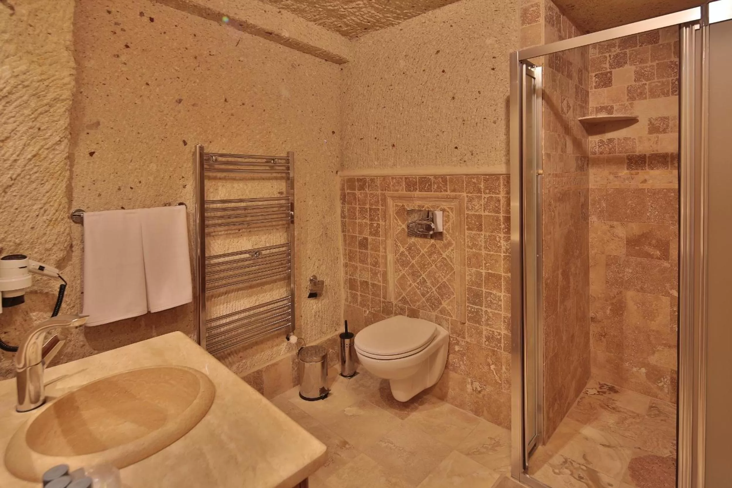 Shower in Vista Cave Hotel