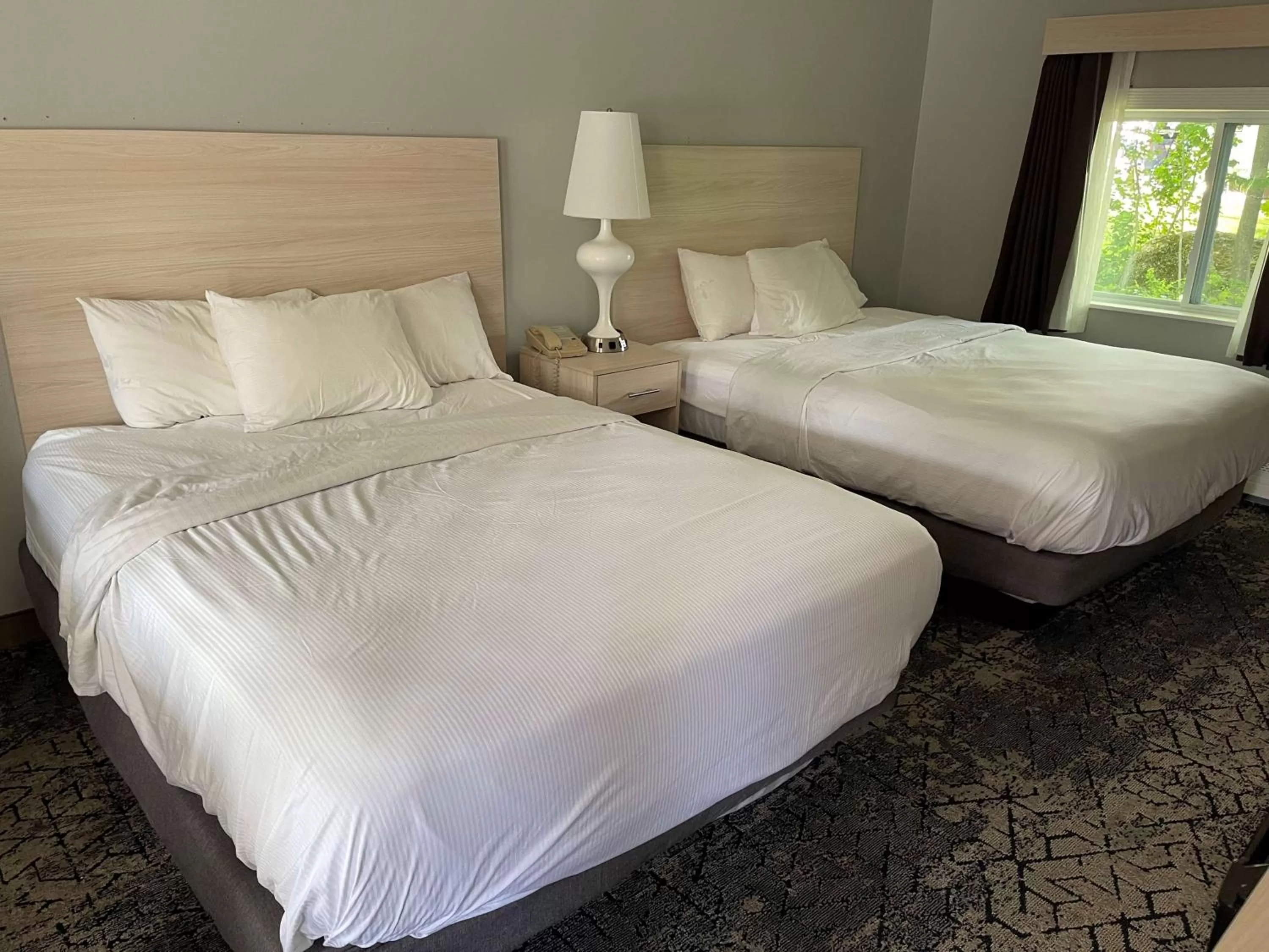 Bedroom, Bed in Woodwards White Mountain Resort, BW Signature Collection