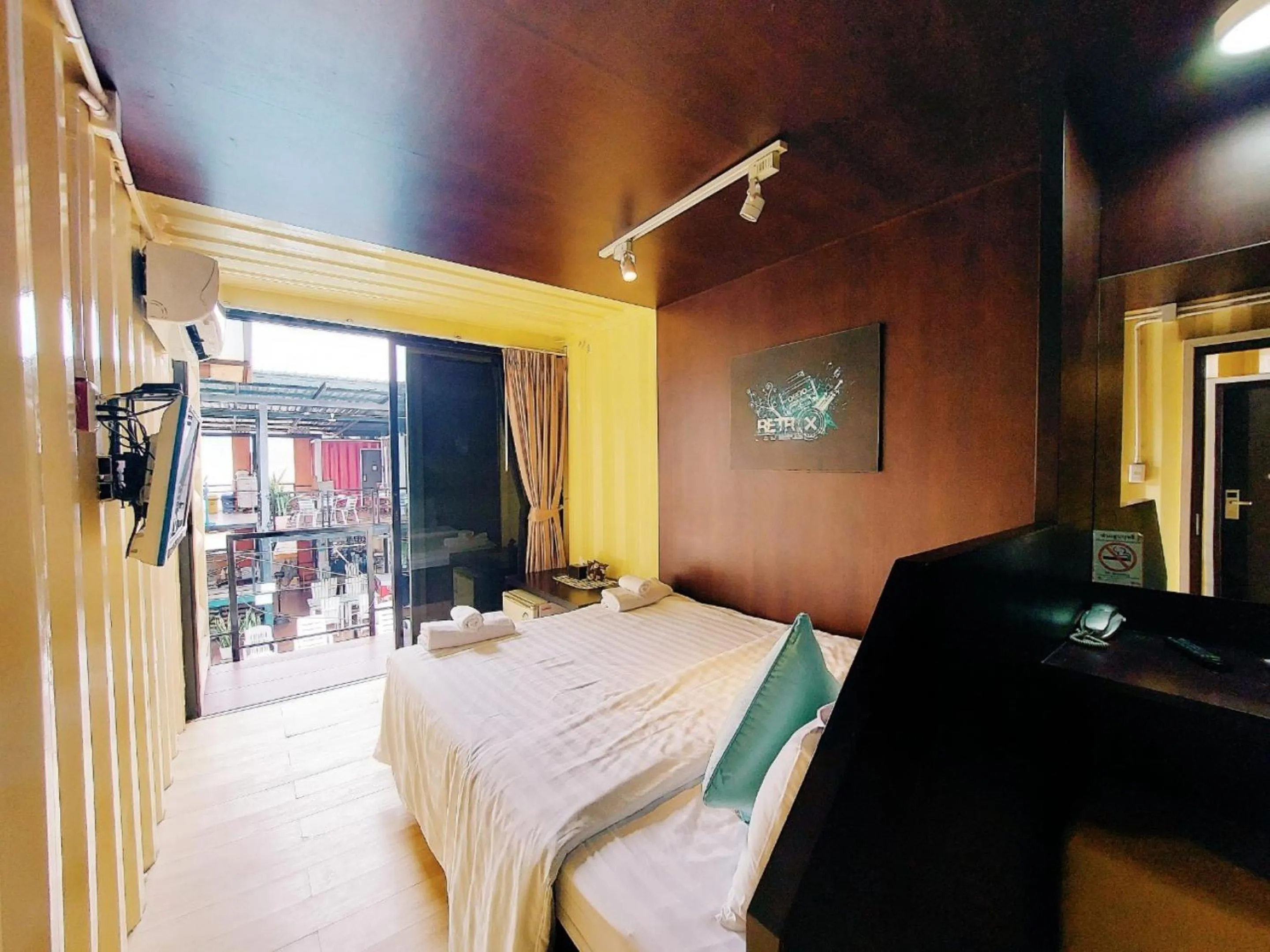 Bed in Retro Box Hotel Chumphon