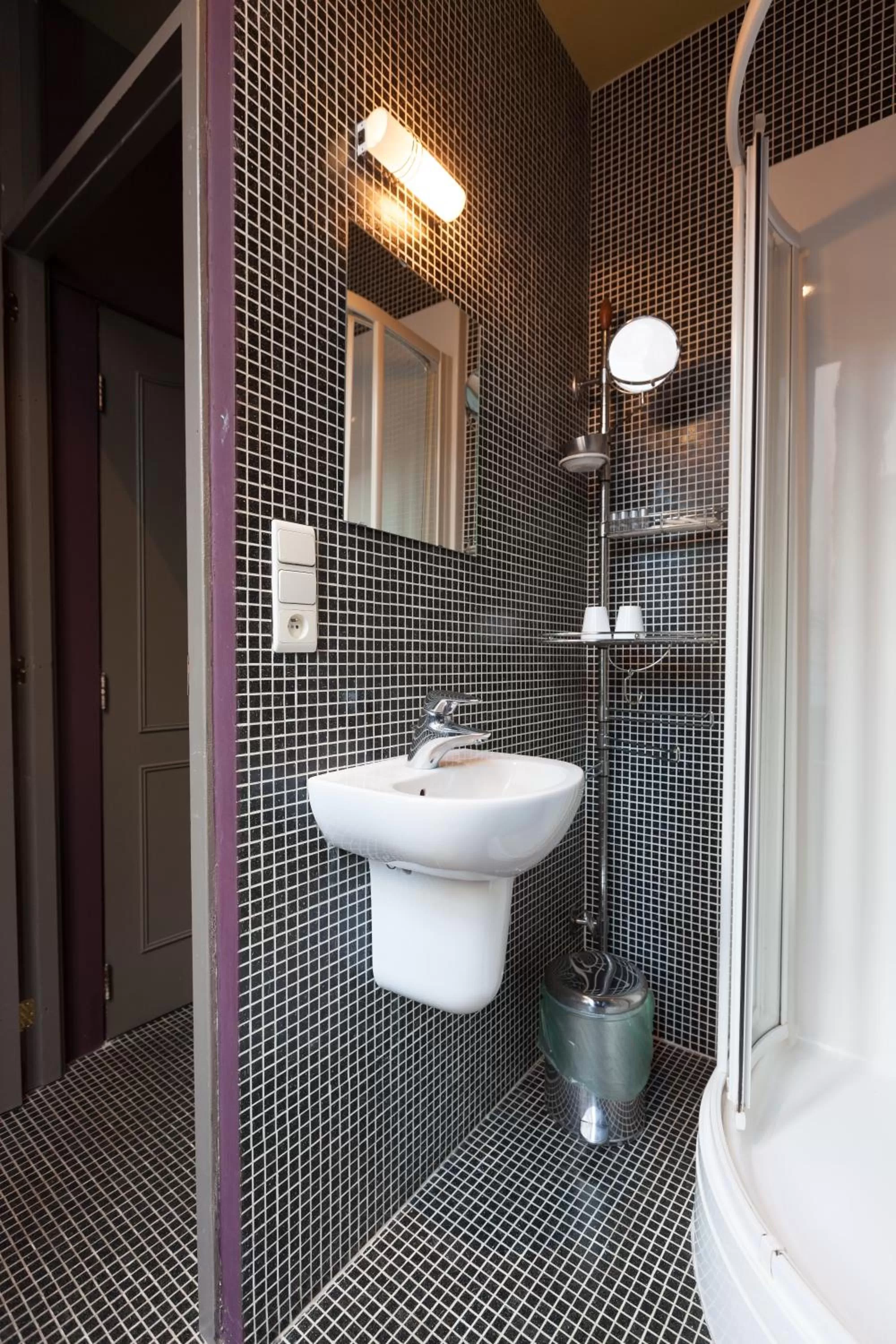 Bathroom in Hotel Diamonds and Pearls