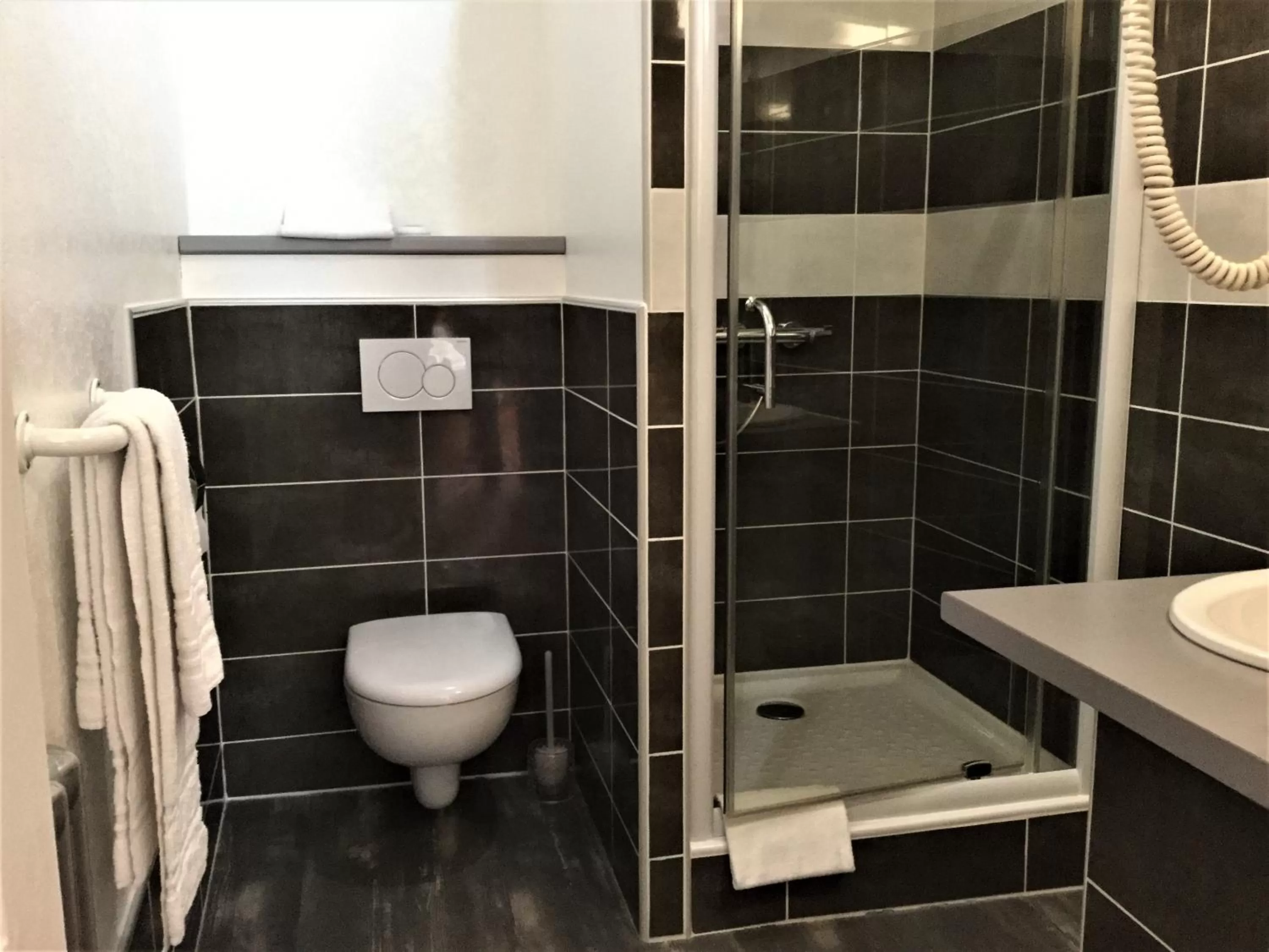 Shower in Nouvel Hotel