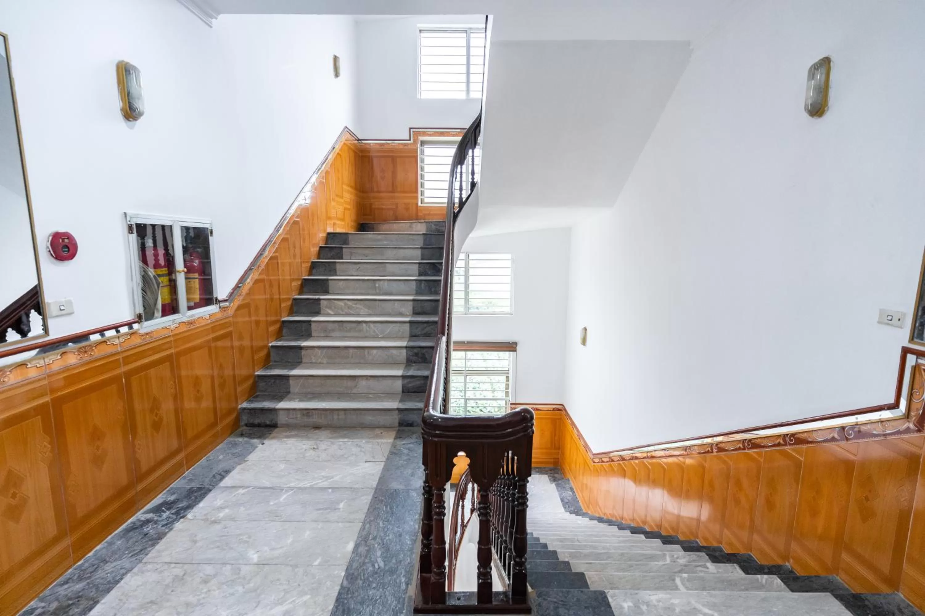 PHÚ QUÝ HOTEL near ĐÔNG KINH MARKET