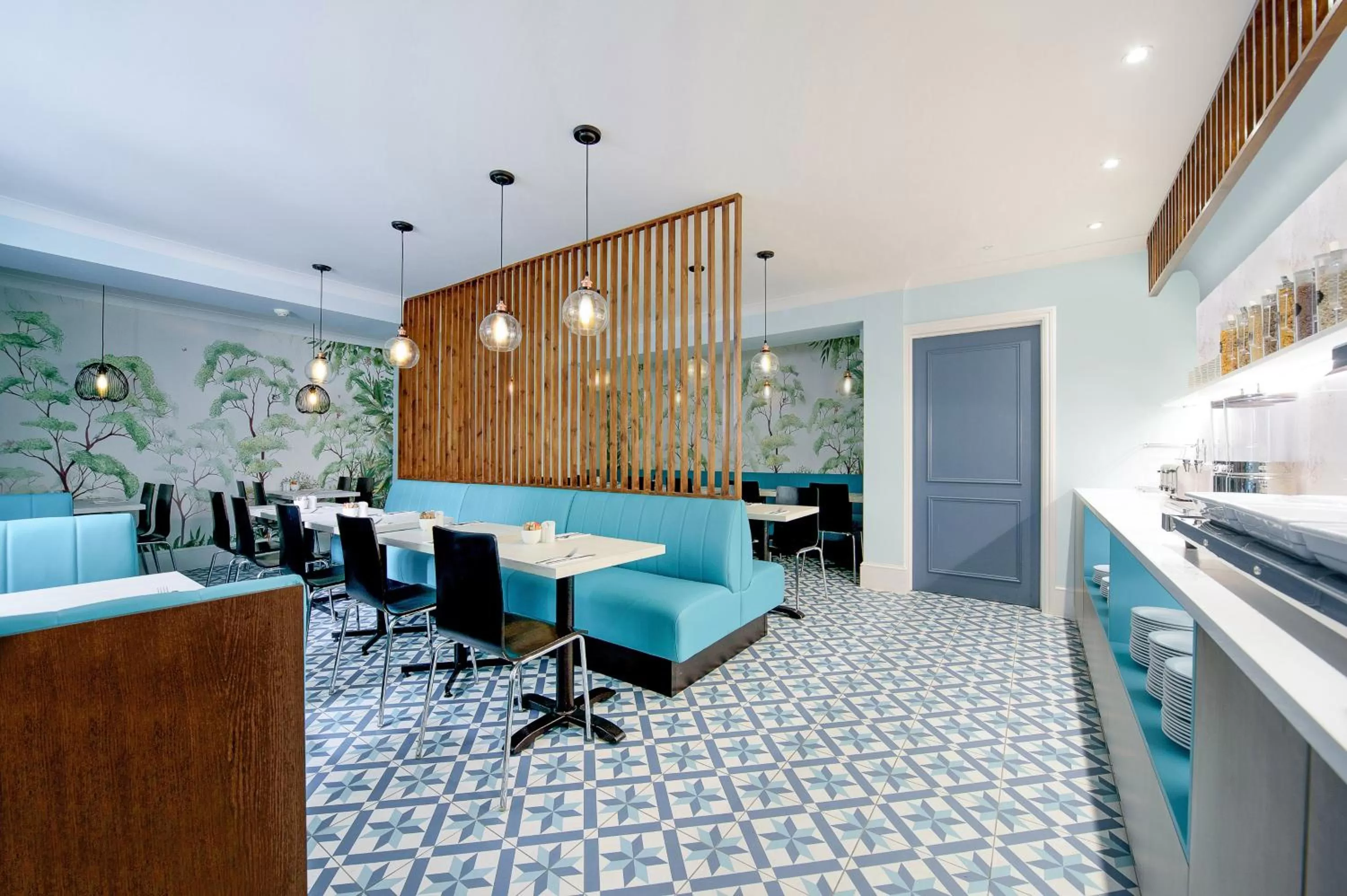 Food and drinks in Mentone Hotel