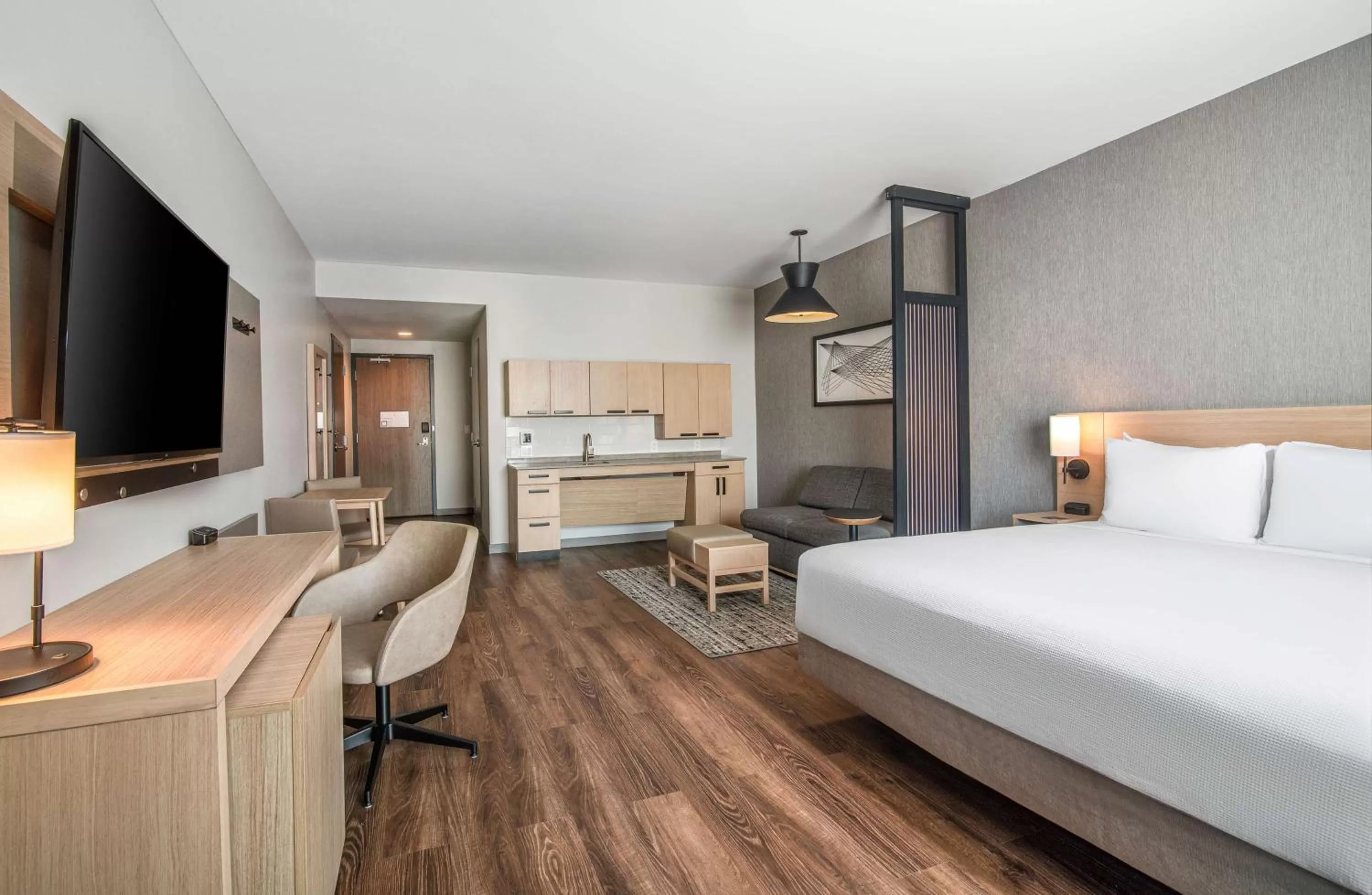 Specialty King Room with Sofa Bed and Roll-in Shower - Disability Access in Hyatt Place Newark-Silicon Valley
