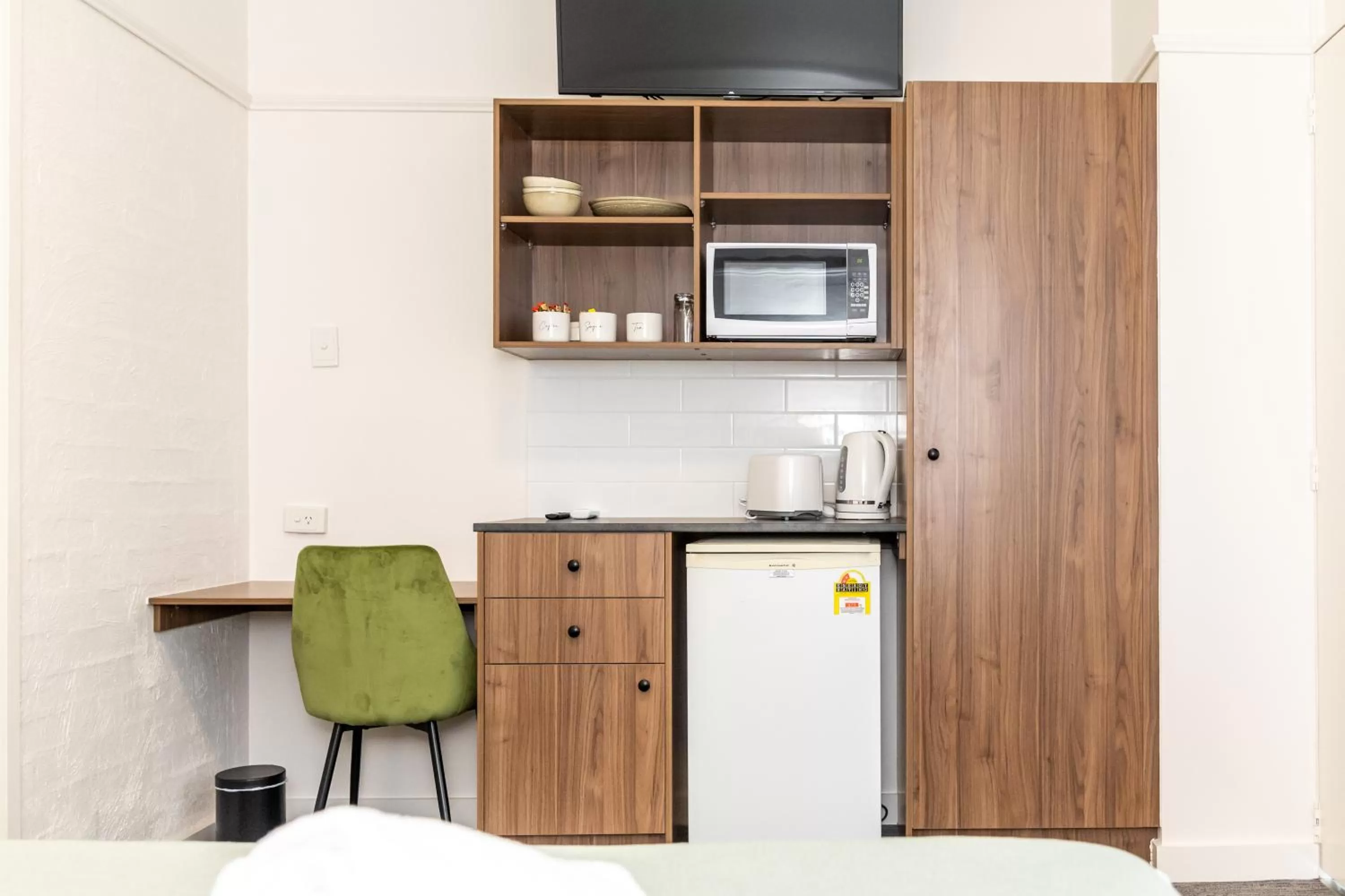 Kitchen or kitchenette in Salisbury Hotel Motel